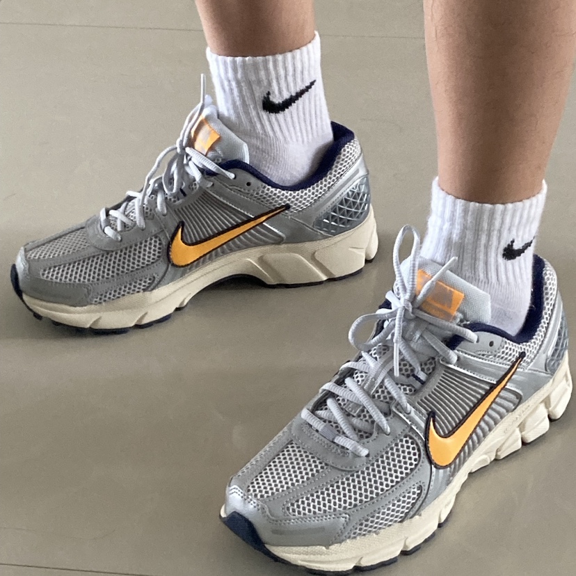Nike Zoom Vomero 5 Pure Platinum and Laser Orange 착용 스타일