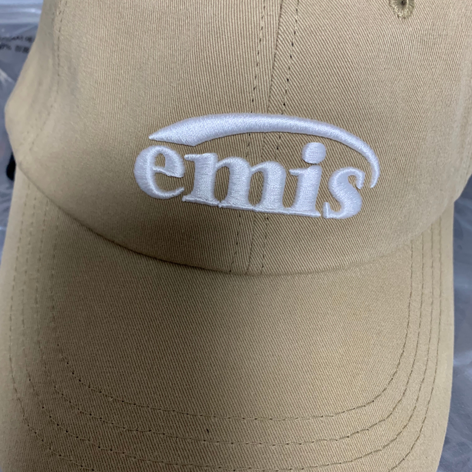 Emis New Logo Emis Cap Beige 착용 스타일