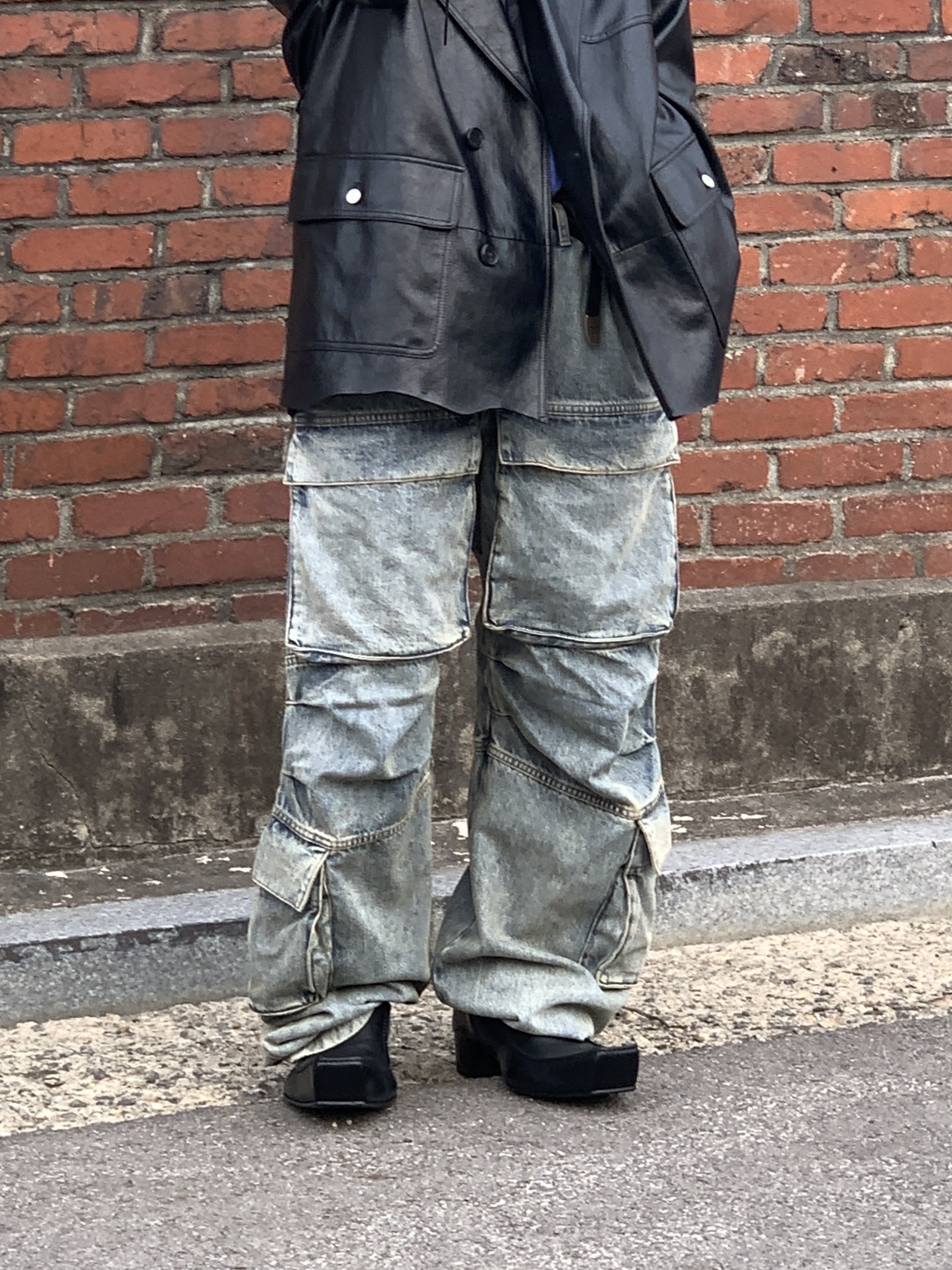 Entire Studios Heavy Denim Cargo Surface Wave, Balenciaga Romeo Mule Black 착용 스타일 - 5