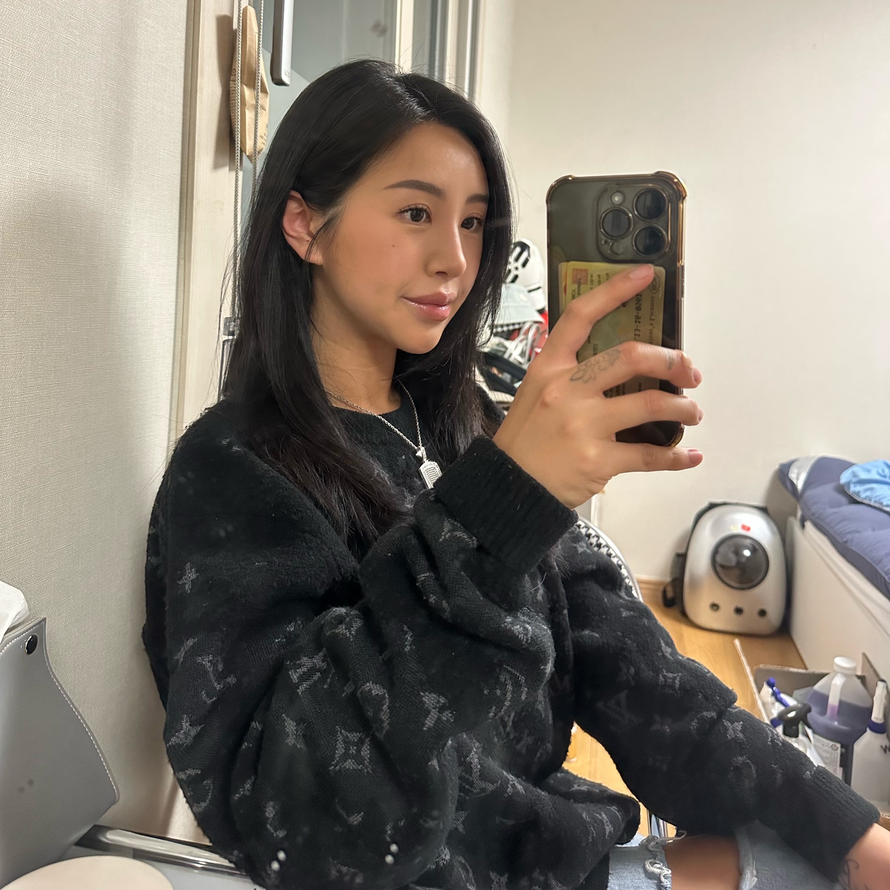 Louis Vuitton Distressed Monogram Crewneck Knit Black 착용 스타일 - 1