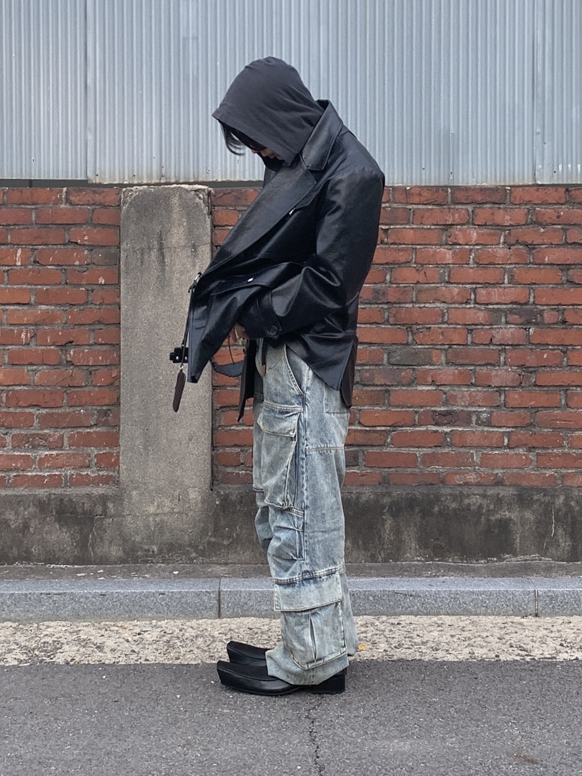Entire Studios Heavy Denim Cargo Surface Wave, Balenciaga Romeo Mule Black 착용 스타일 - 1