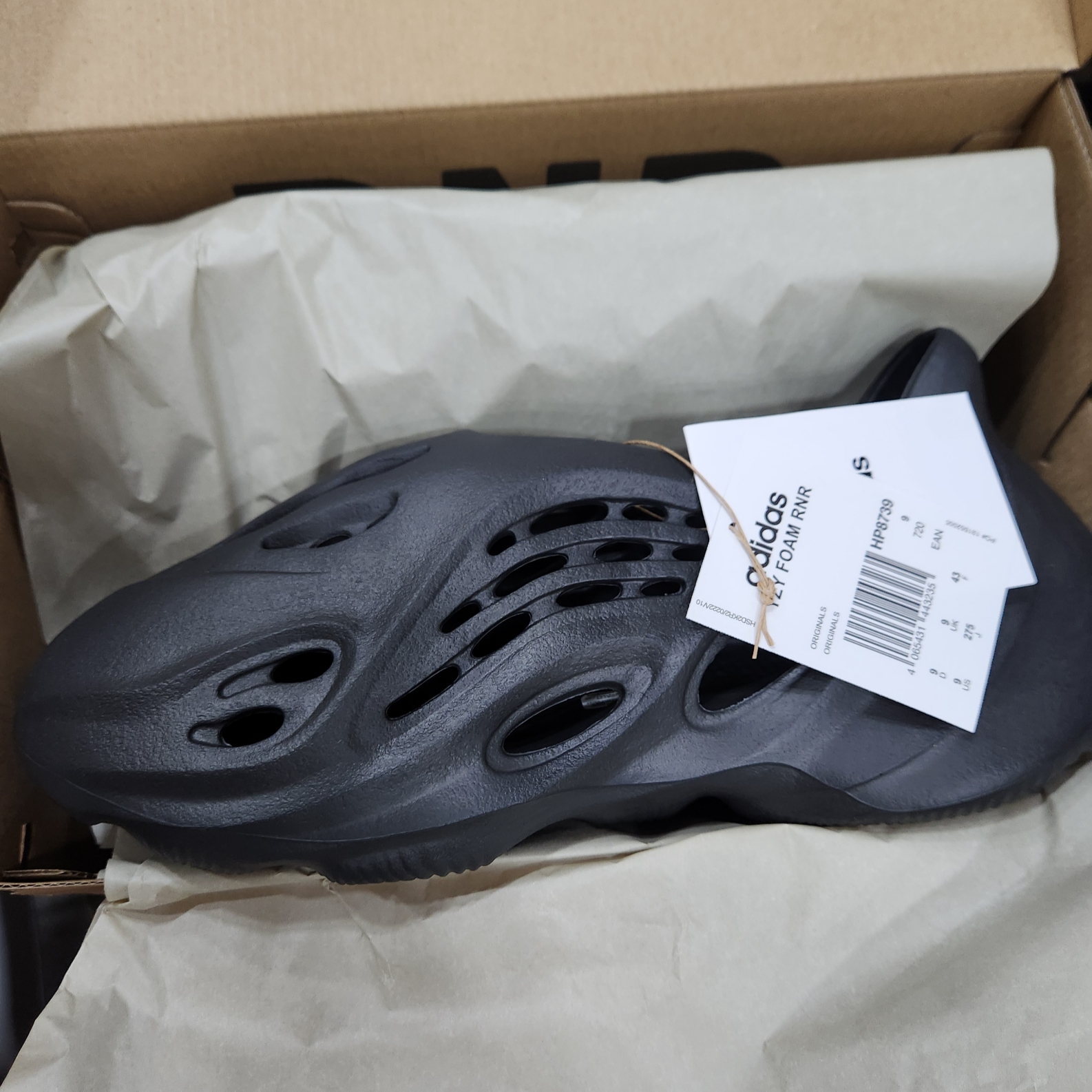 Adidas Yeezy Foam RNNR Onyx 착용 스타일 - 2