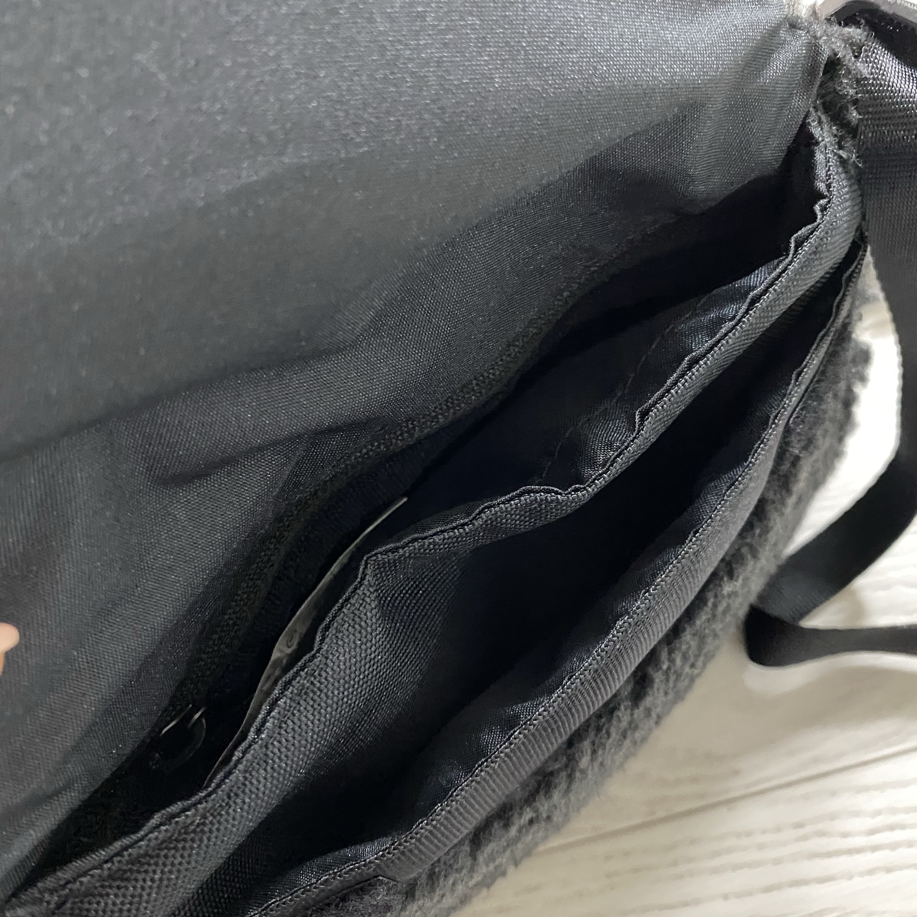 (Kids) Nike NSW Faux Fur Crossbody Bag Black 착용 스타일 - 5