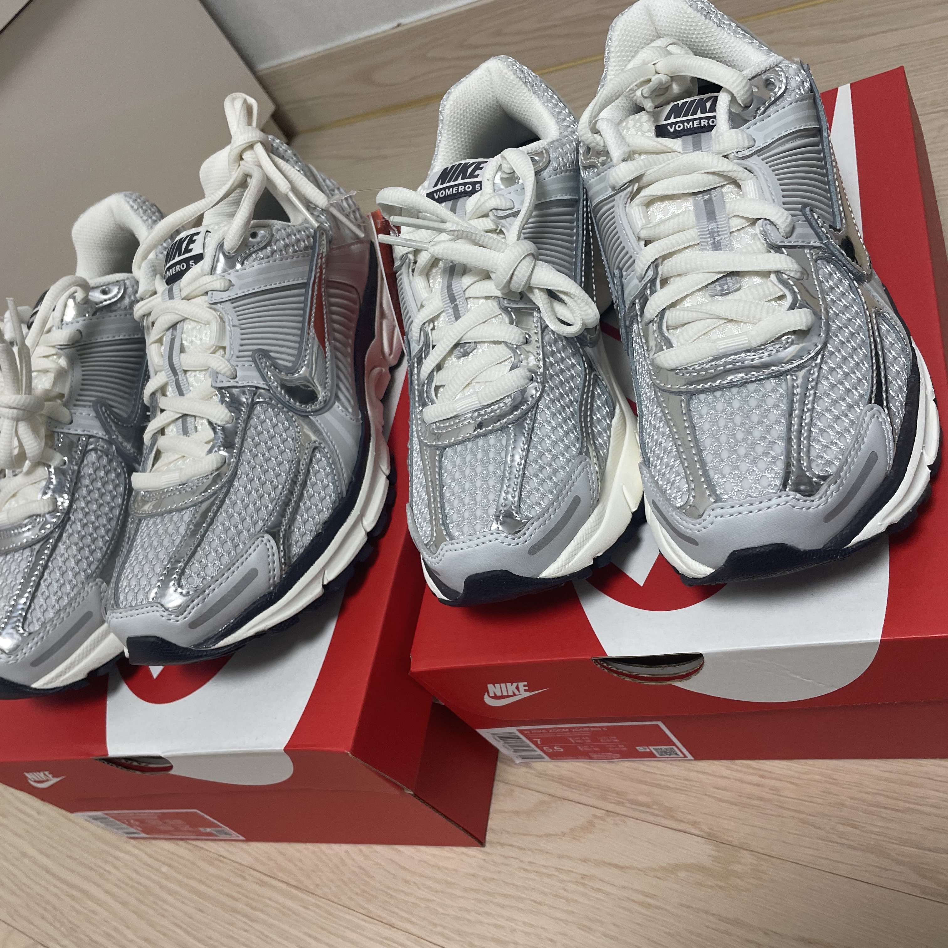(W) Nike Zoom Vomero 5 Photon Dust and Metallic Silver, Nike Zoom Vomero 5 Photon Dust Gridiron 착용 스타일 - 2