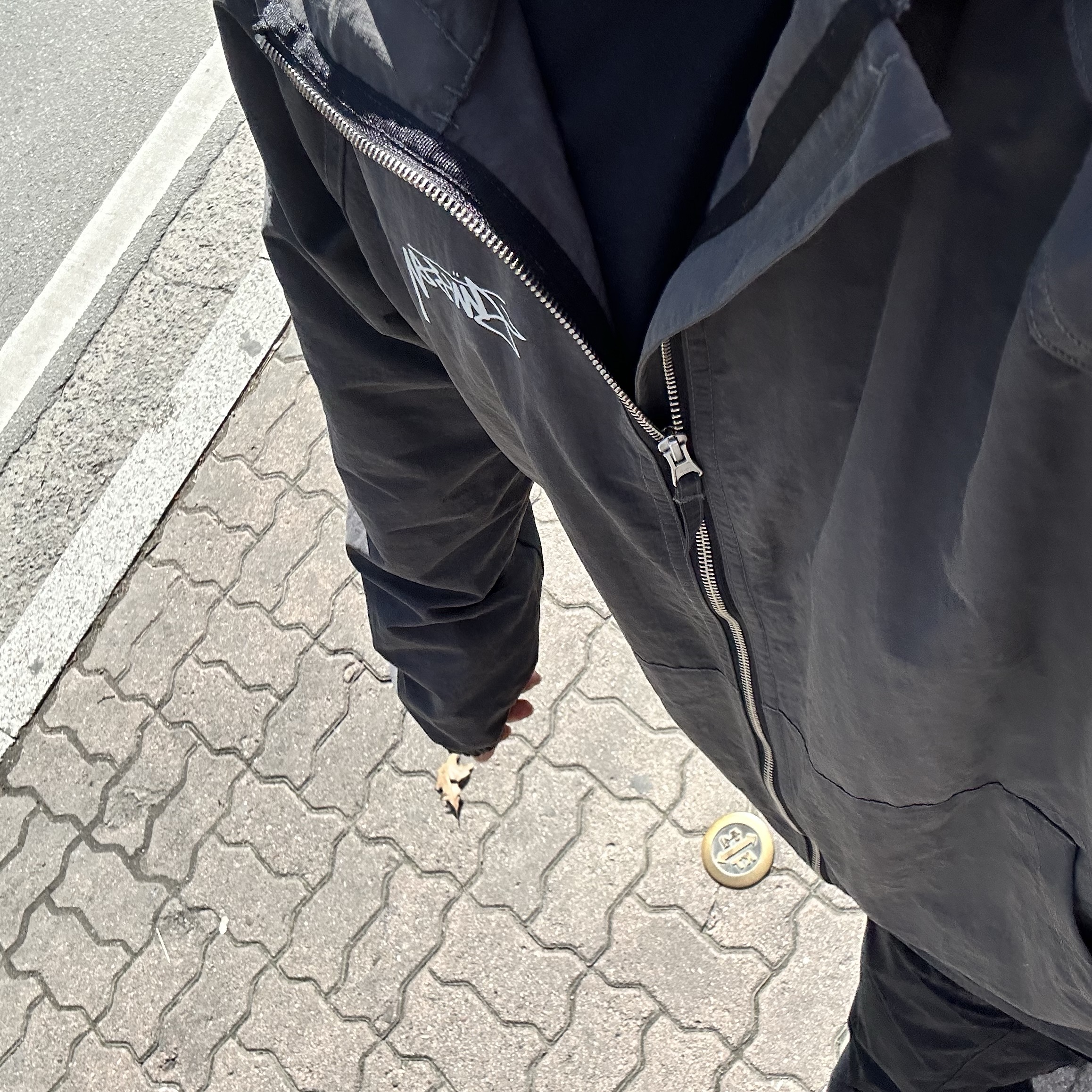 Asics Gel-Kayano 14 Cream Black, Stussy Wave Dye Beach Shell Jacket Black 착용 스타일 - 2