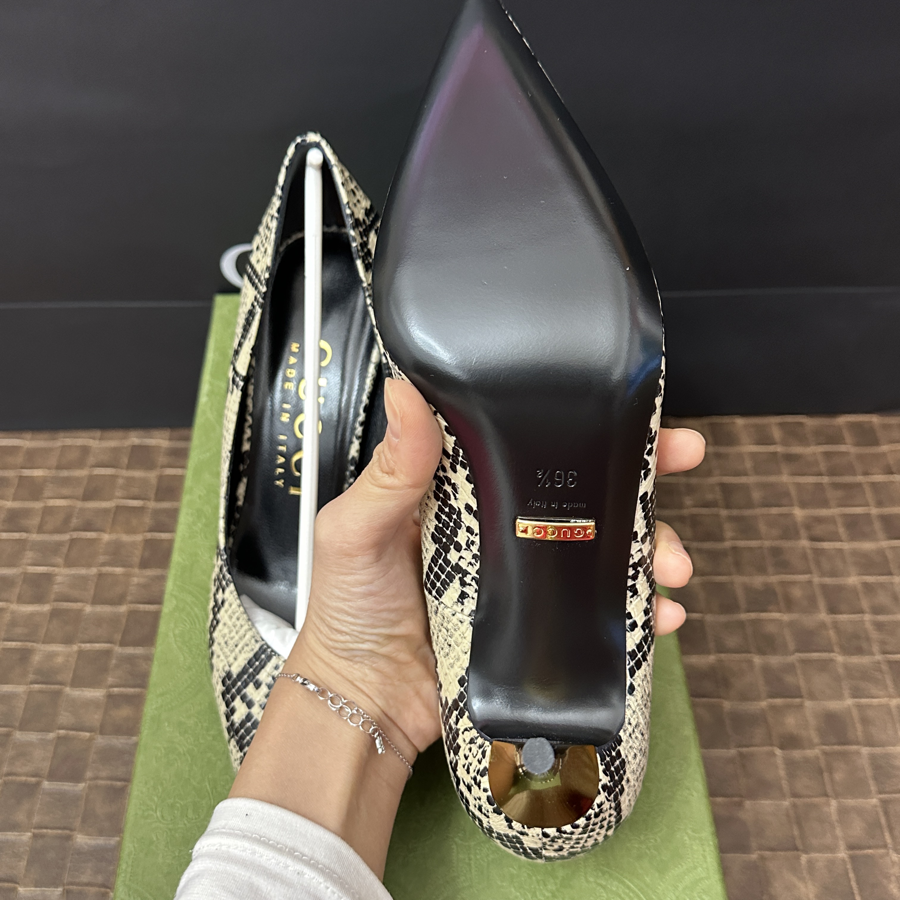 (W) Gucci Python Print Mid-Heel Pumps Beige 착용 스타일 - 7