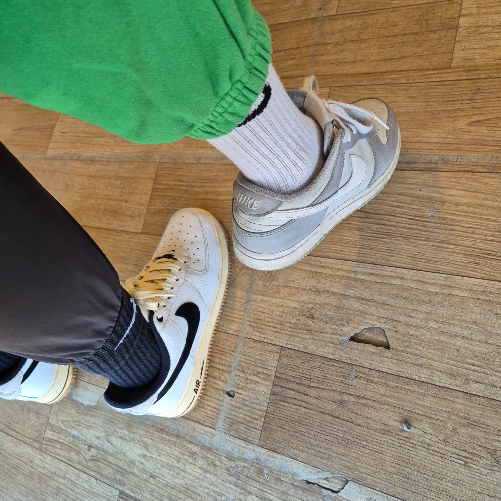 (PS) Nike Dunk Low Wolf Grey, (W) Nike Air Force 1 '07 LX Black and Summit White 착용 스타일
