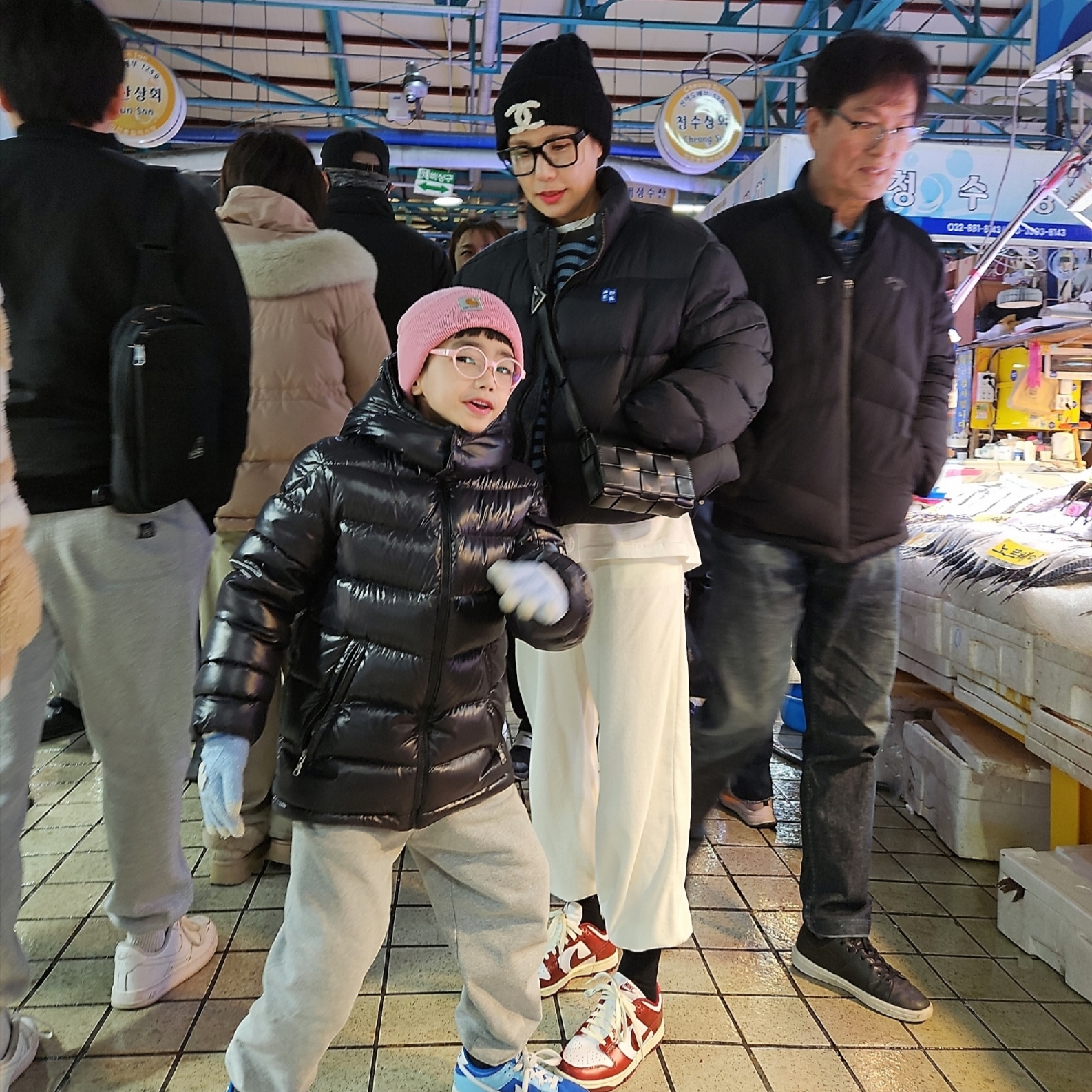 Ader Error Sig; TRS/BL Tag Puffer Jacket 01 Noir, (W) Nike Dunk Low Retro PRM Team Red and White 착용 스타일 - 2