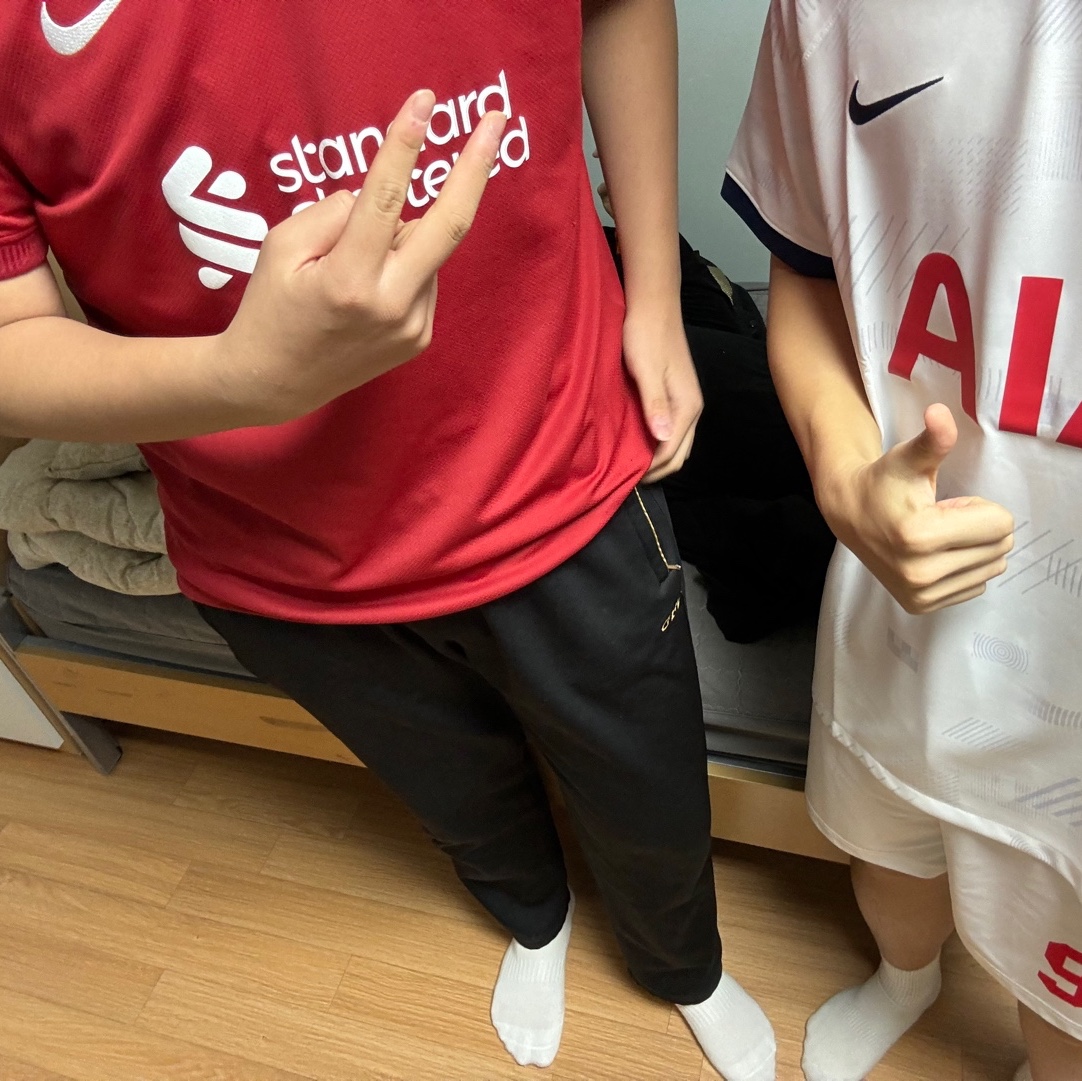 Nike Tottenham Hotspur 2023/24 Dri-Fit Stadium Home Jersey White (Non Marking Ver.), Nike Liverpool FC 2022/23 Stadium Home Dri-Fit Jersey Red (Non Marking Ver.) 착용 스타일