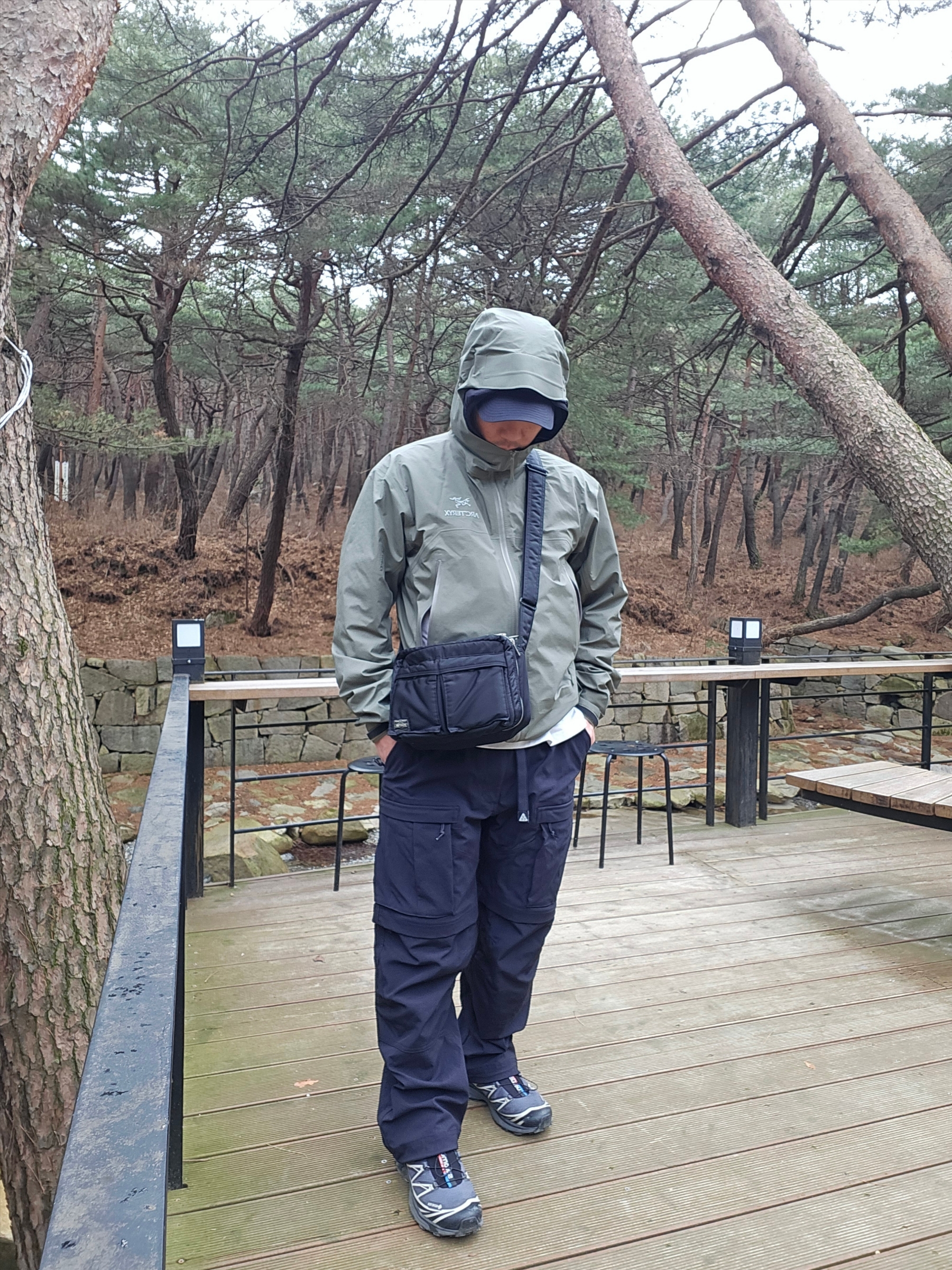 Nike ACG Smith Summit Cargo Pants Black Anthracite - Asia, Salomon XT-6 Gore-Tex Black Ebony 착용 스타일 - 1