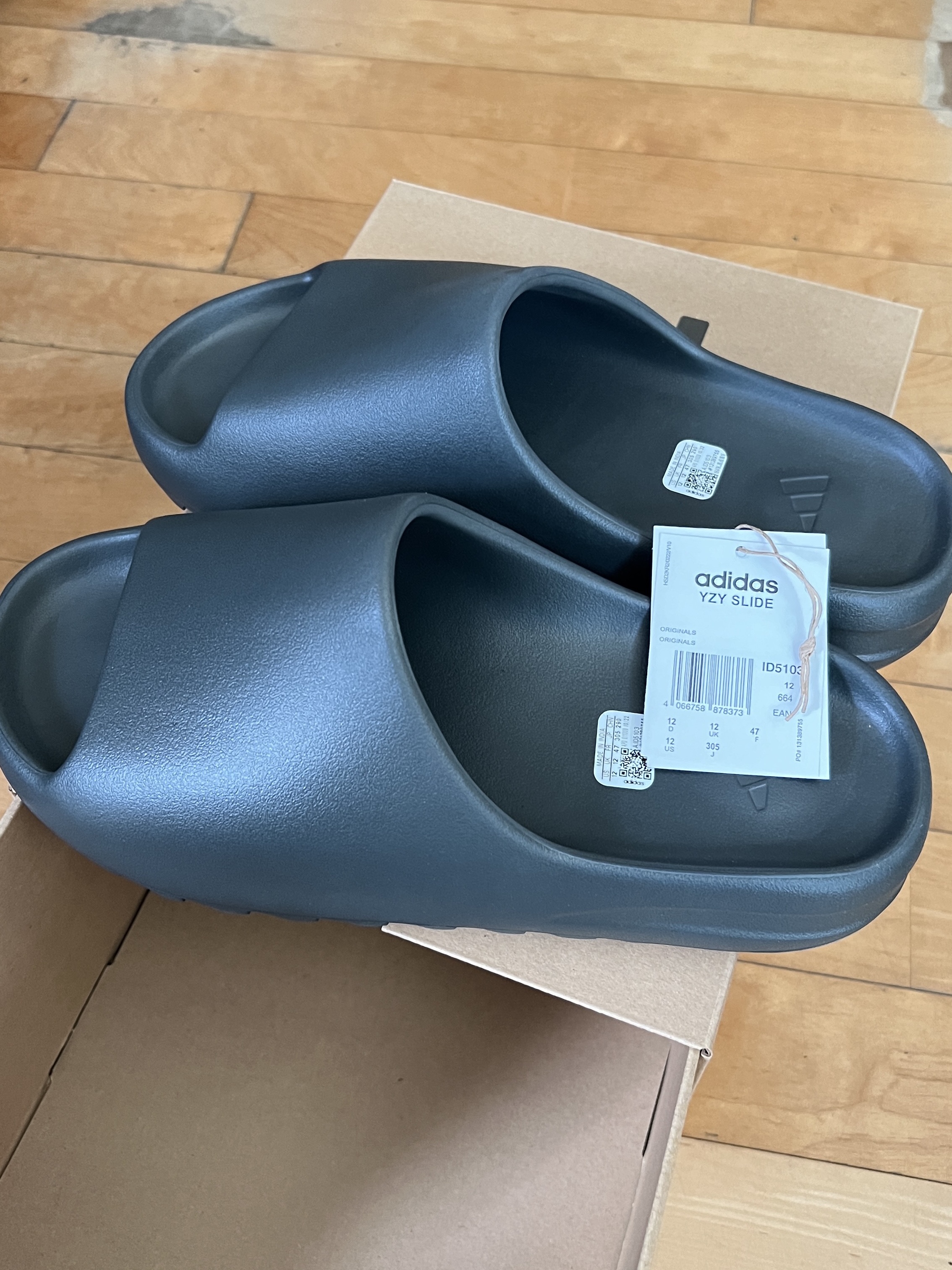 Adidas Yeezy Slide Dark Onyx 2024 착용 스타일 - 3