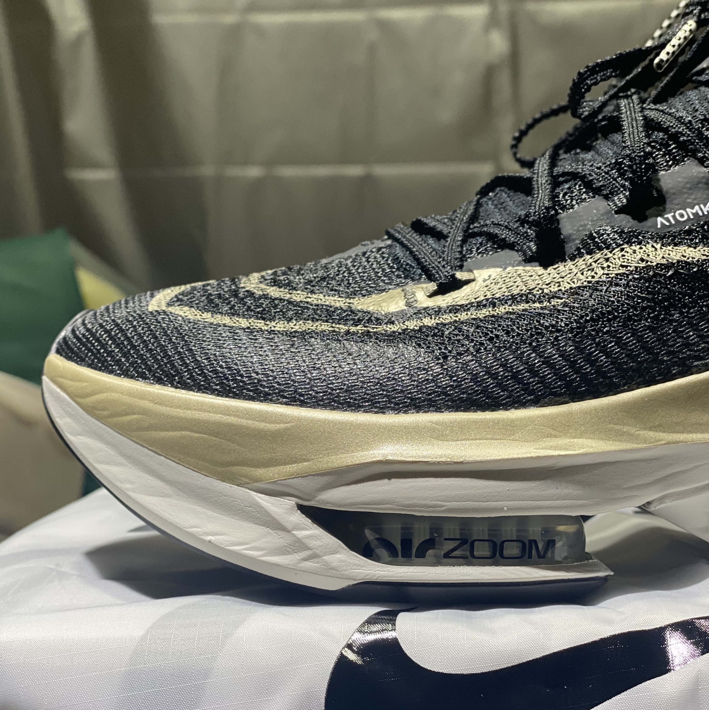 Nike Air Zoom Alphafly Next% 2 Black Metallic Gold Grain 착용 스타일 - 1