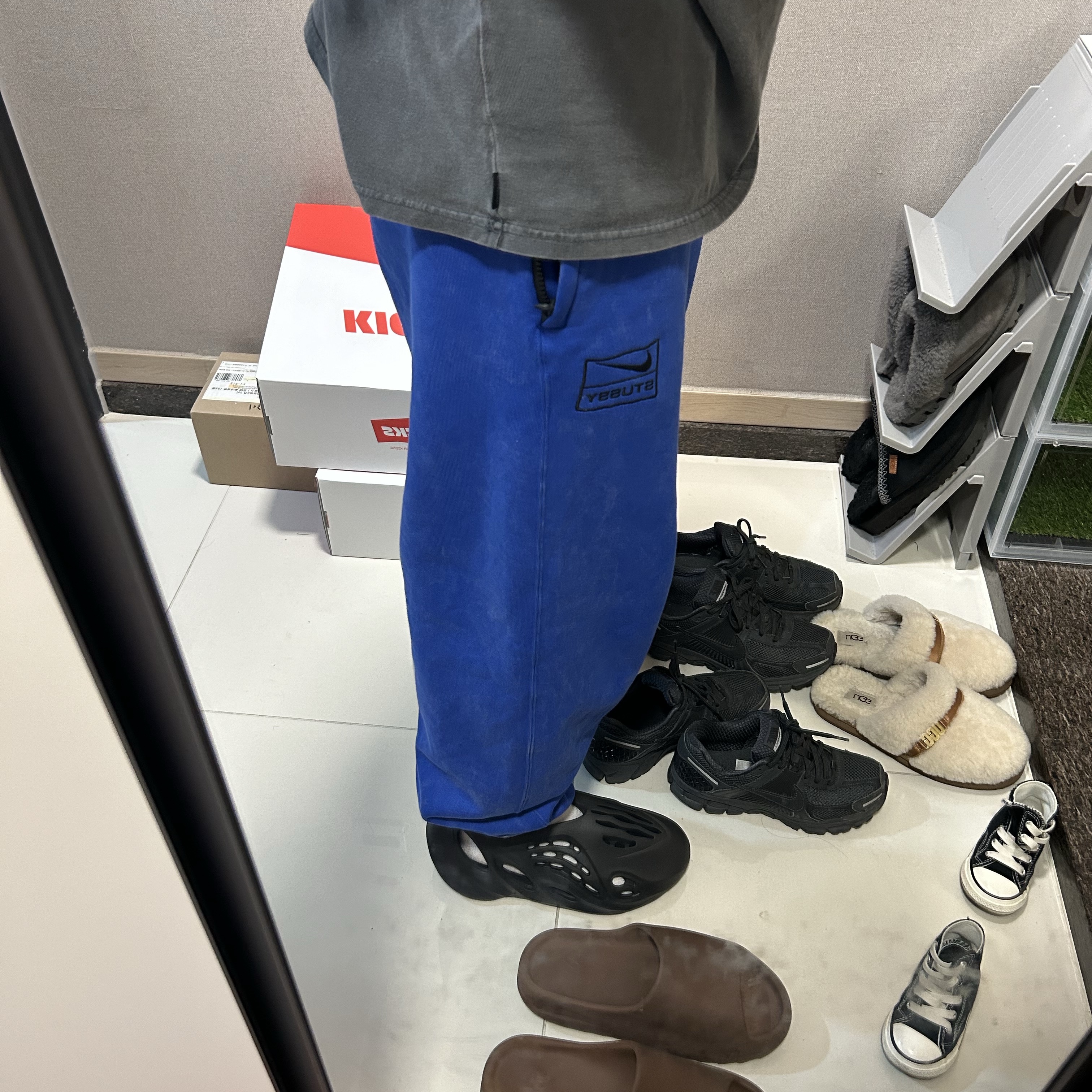 Adidas Yeezy Foam RNNR Carbon, Nike x Stussy NRG Acid Washed Fleece Pants Game Royal (DR4025-480) 착용 스타일