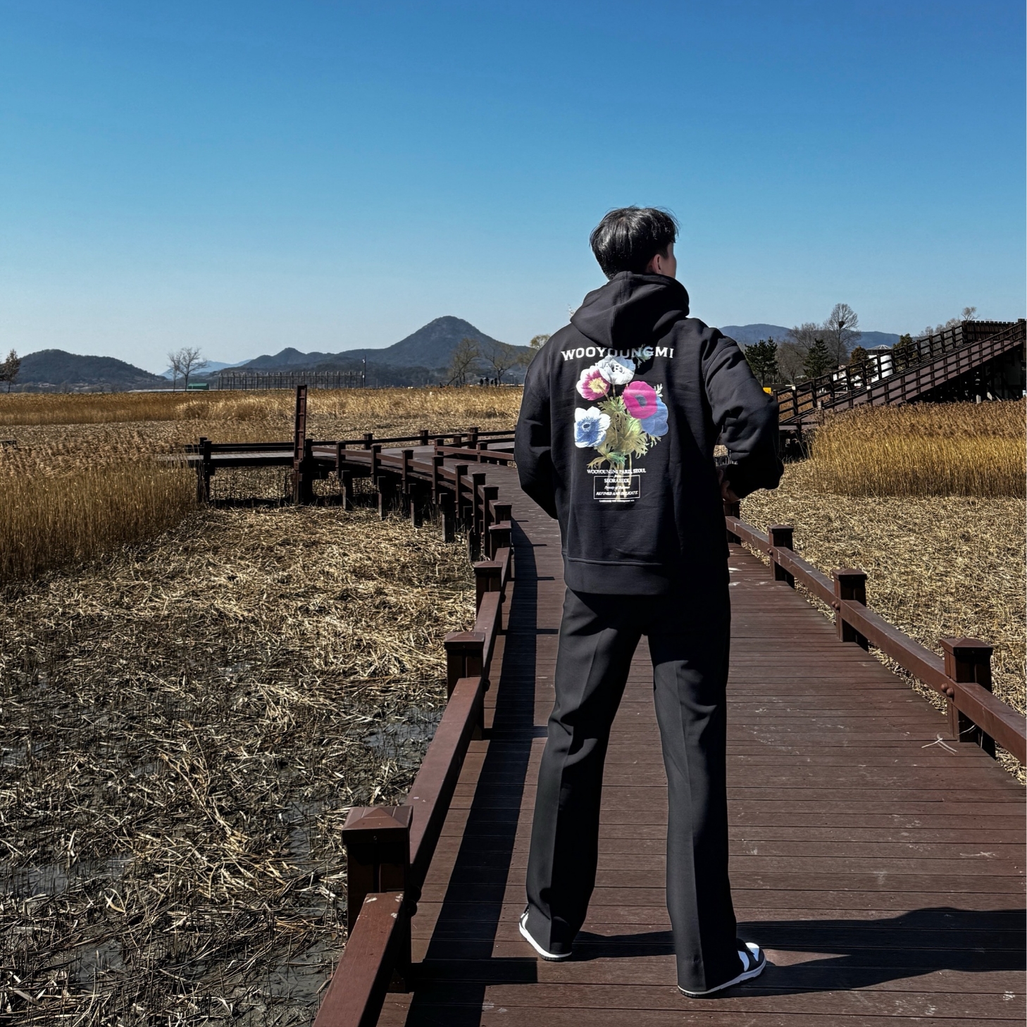Wooyoungmi Flower Back Logo Hoodie Black - 23FW 착용 스타일
