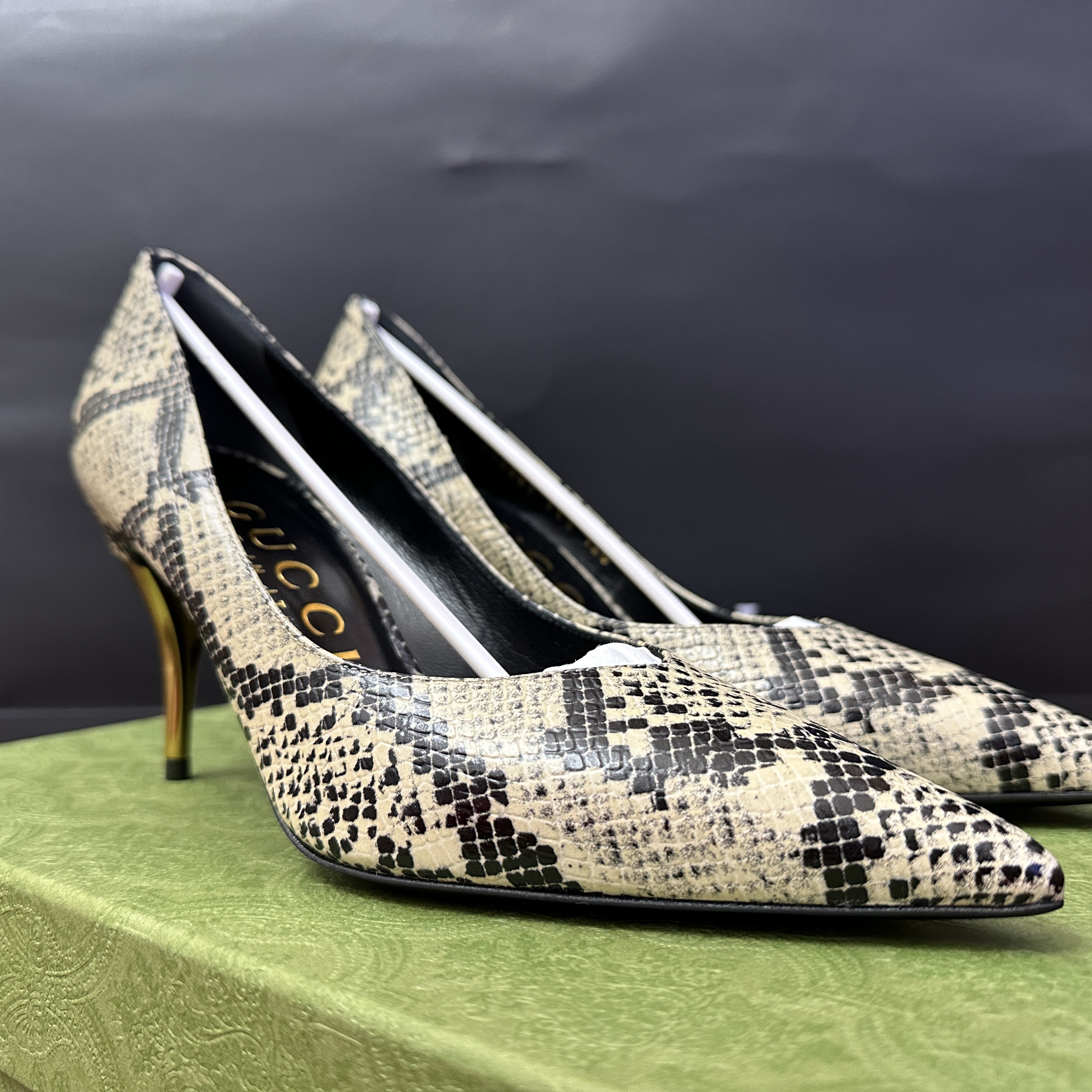(W) Gucci Python Print Mid-Heel Pumps Beige 착용 스타일 - 1