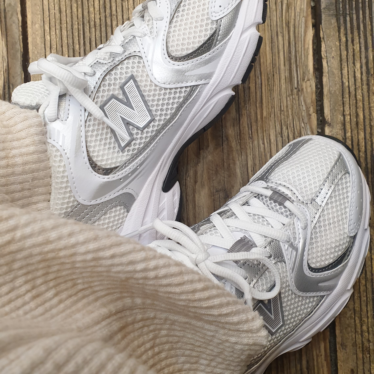 New Balance 530 White Silver 착용 스타일 - 1