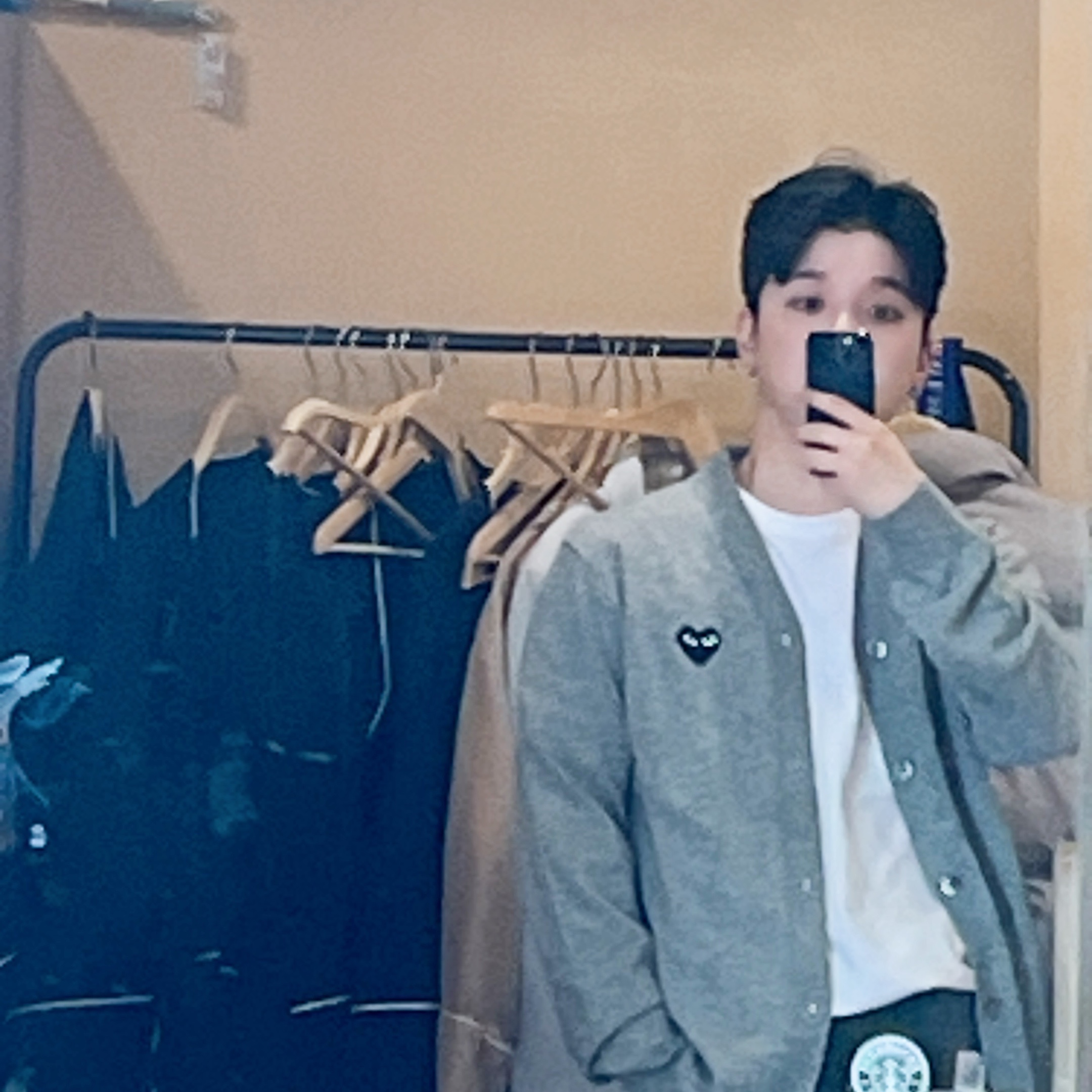 Play Comme des Garcons Black Heart Knit Cardigan Grey 착용 스타일