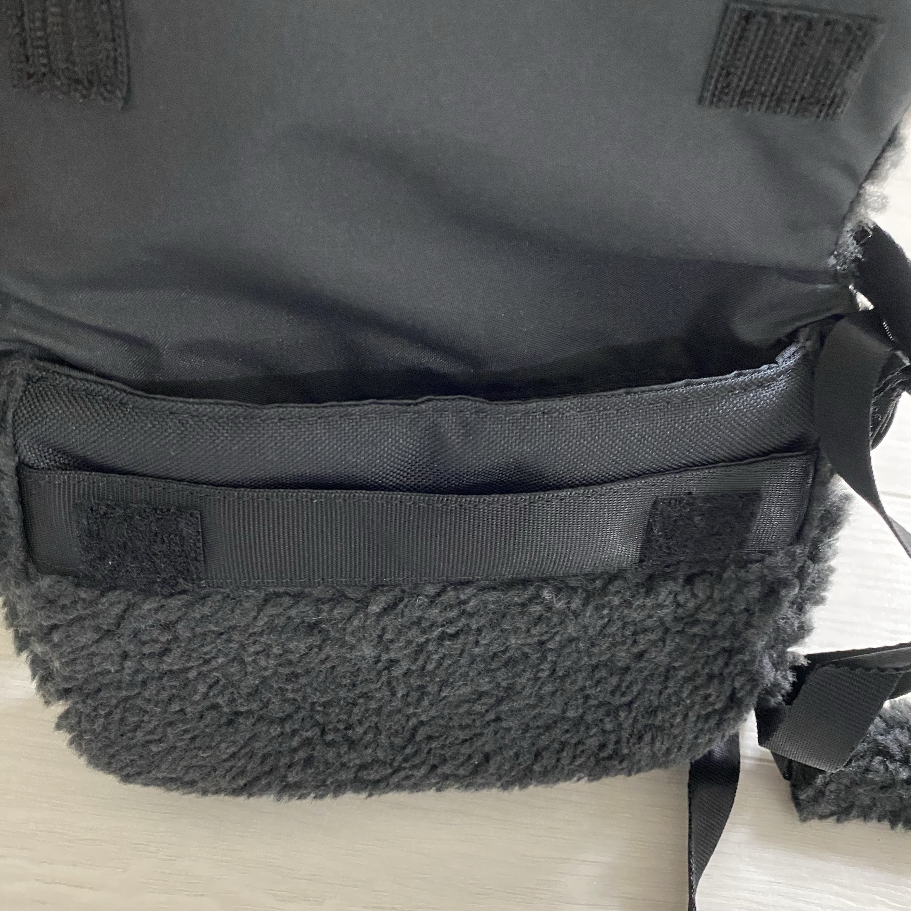 (Kids) Nike NSW Faux Fur Crossbody Bag Black 착용 스타일 - 3