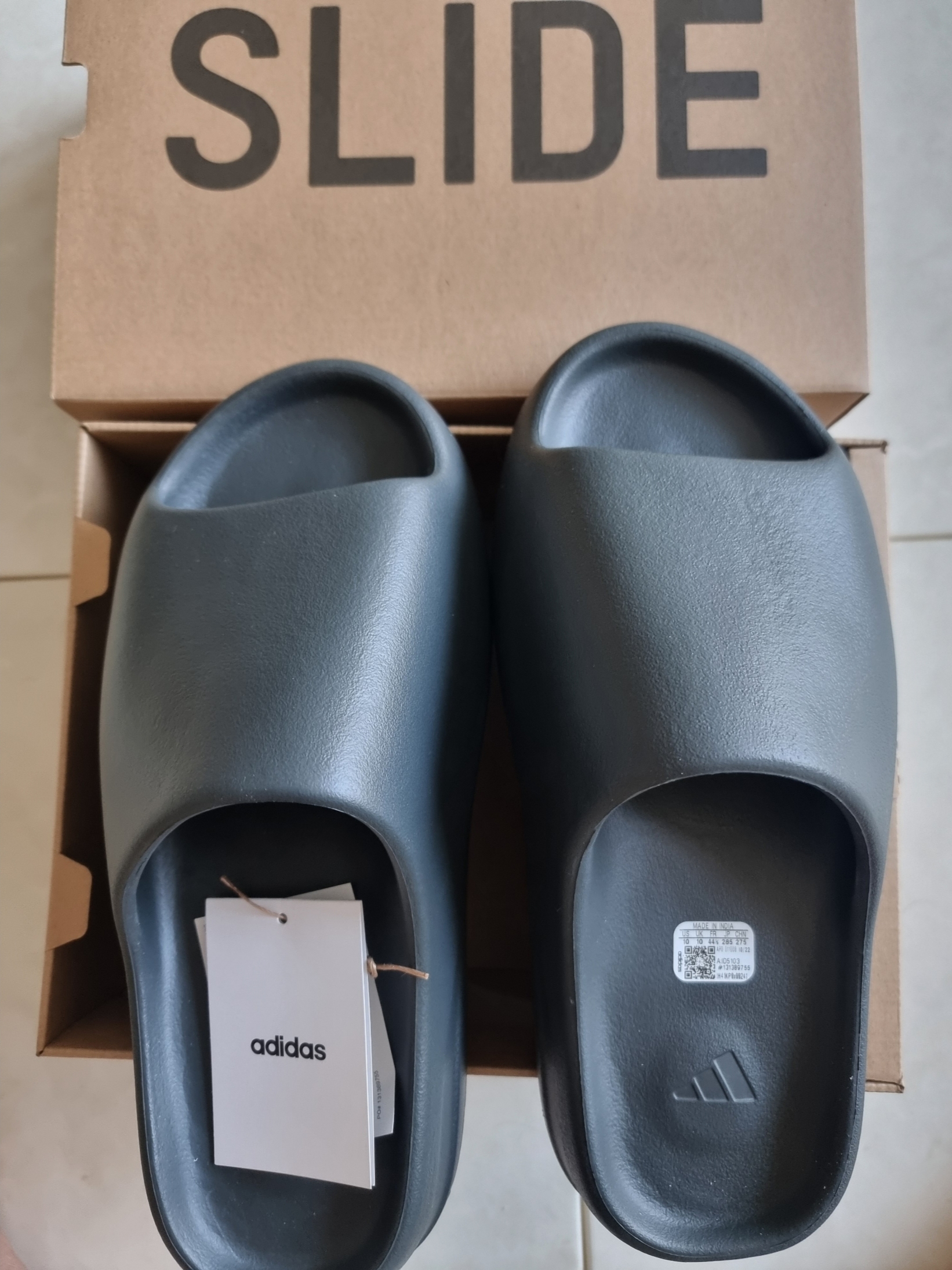 Adidas Yeezy Slide Dark Onyx 2024 착용 스타일