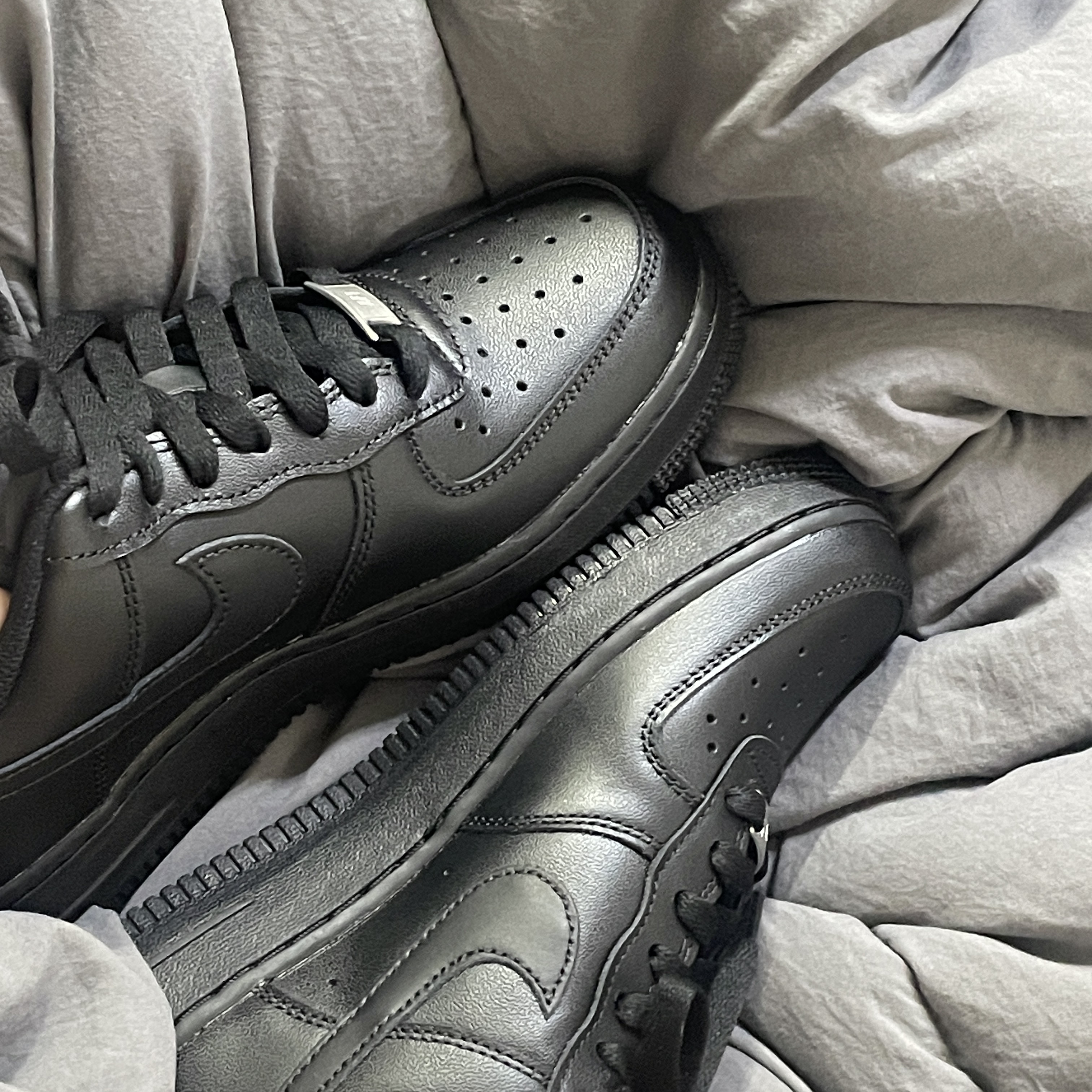 (W) Nike Air Force 1 '07 Low Triple Black 착용 스타일