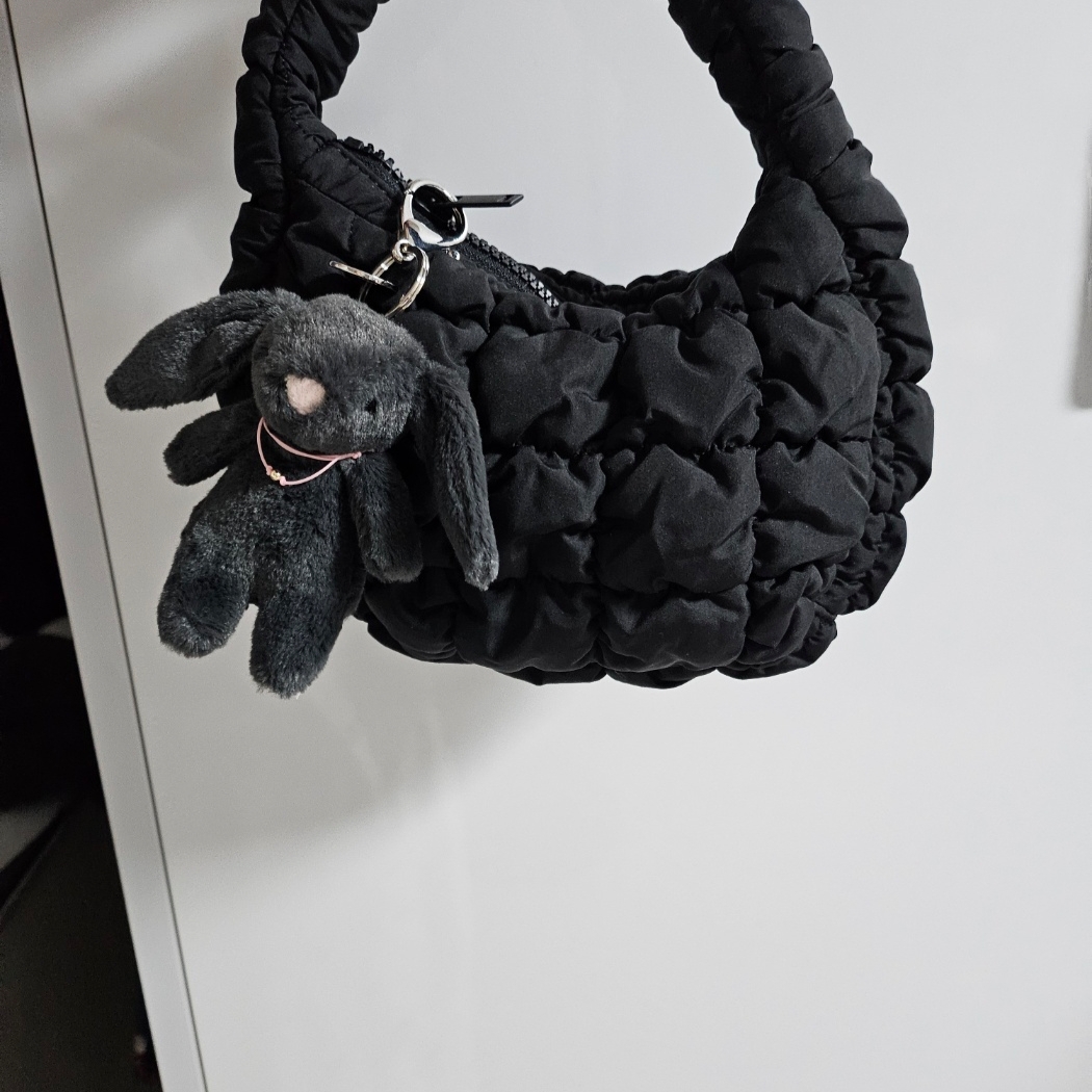 Jellycat Bashful Bunny Bag Charm Ink 착용 스타일