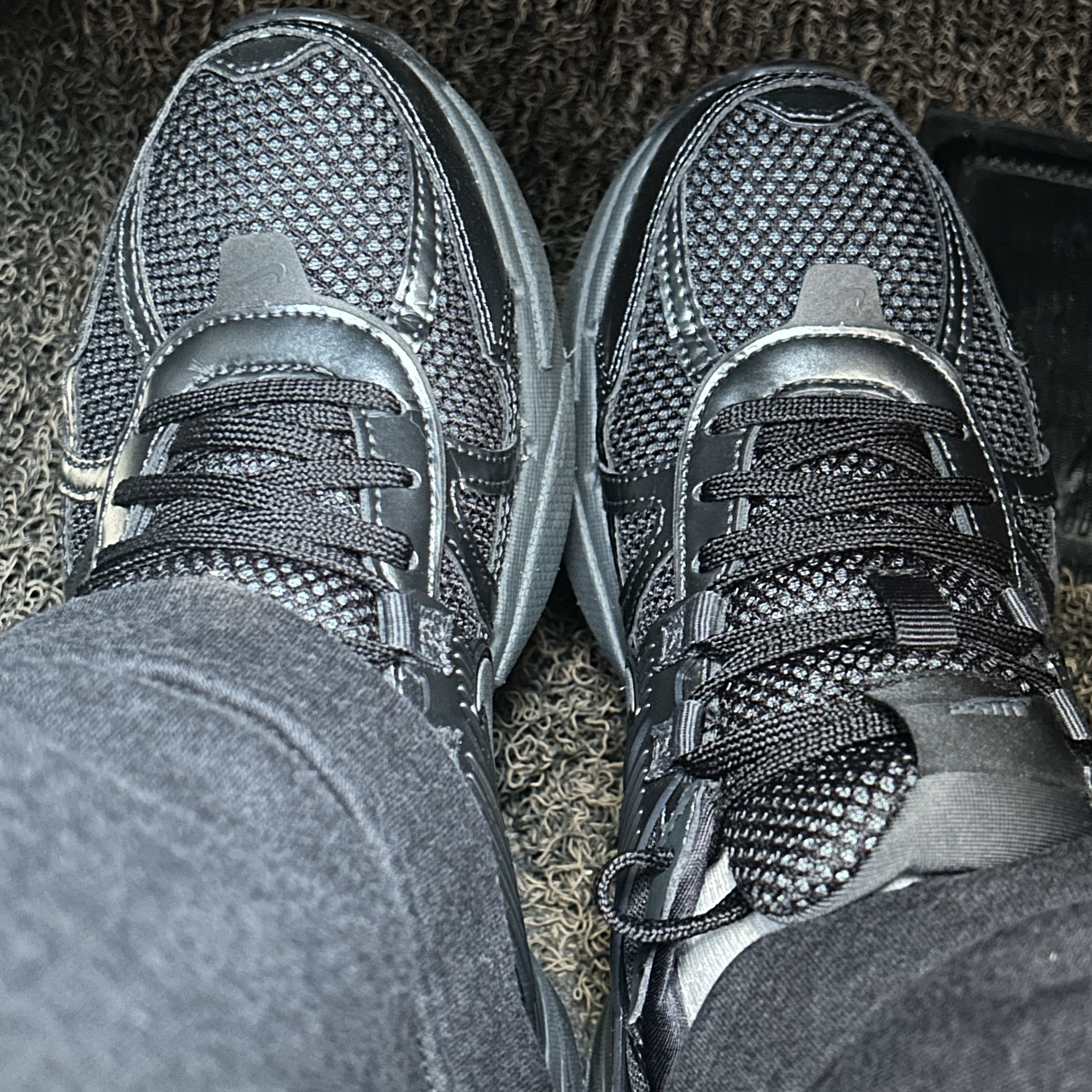 Nike V2K Run Black Anthracite 착용 스타일
