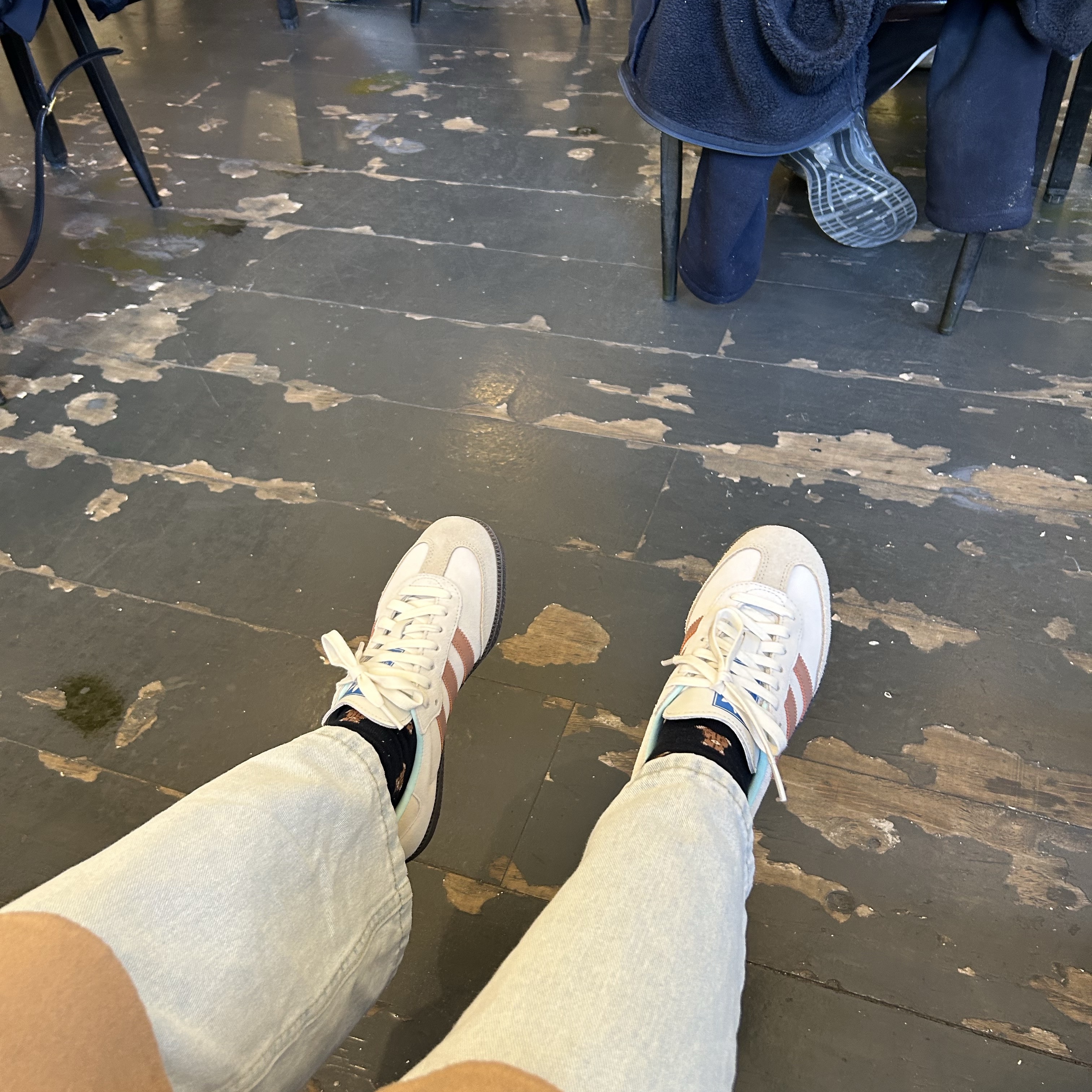 Adidas Samba OG Crystal White Clay Strata 착용 스타일