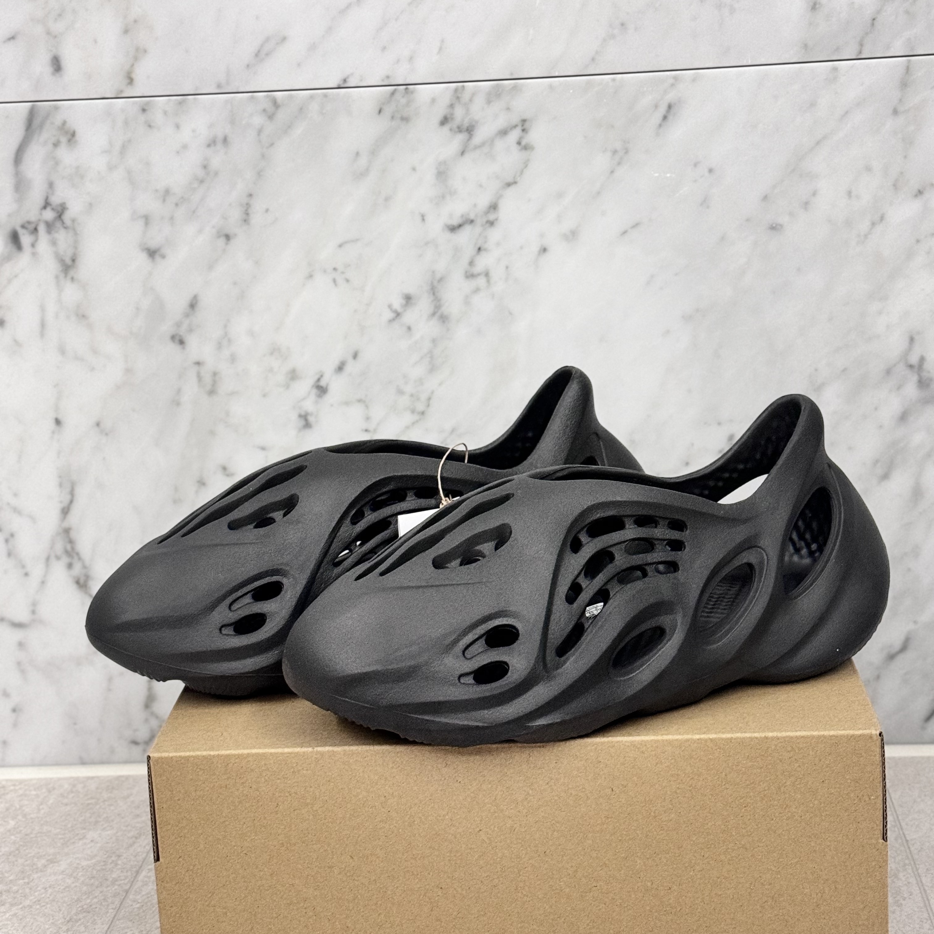 Adidas Yeezy Foam RNNR Onyx 착용 스타일 - 3
