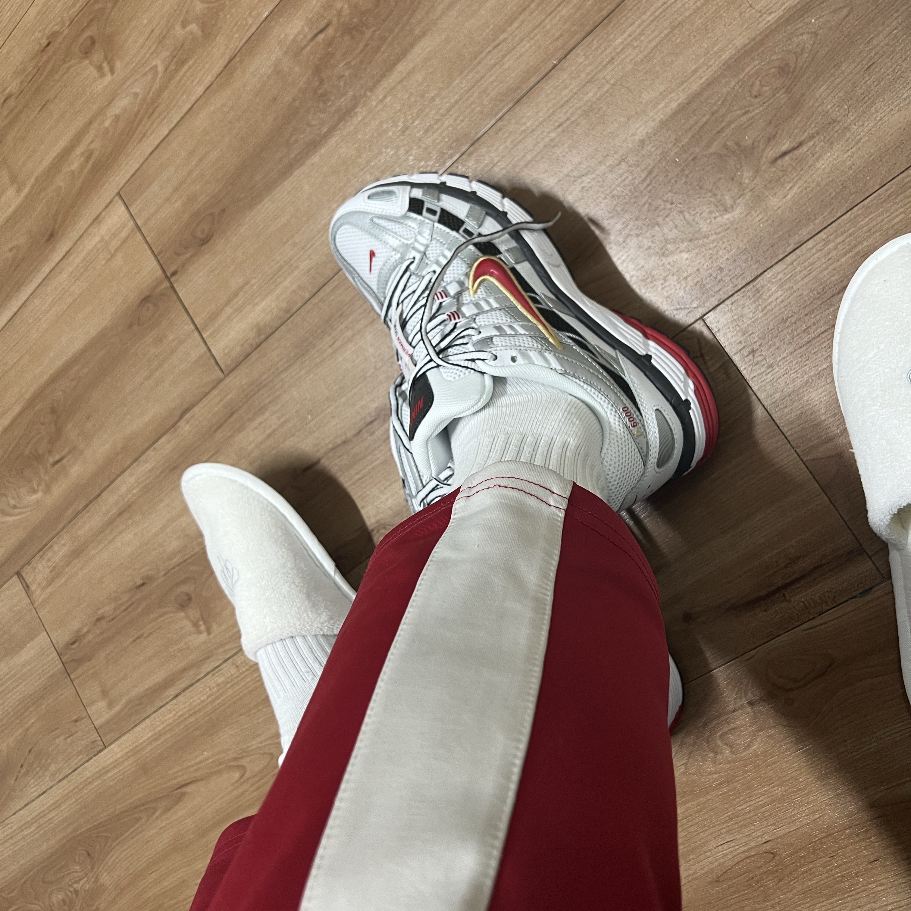 (W) Nike P-6000 Metallic Silver Red 착용 스타일