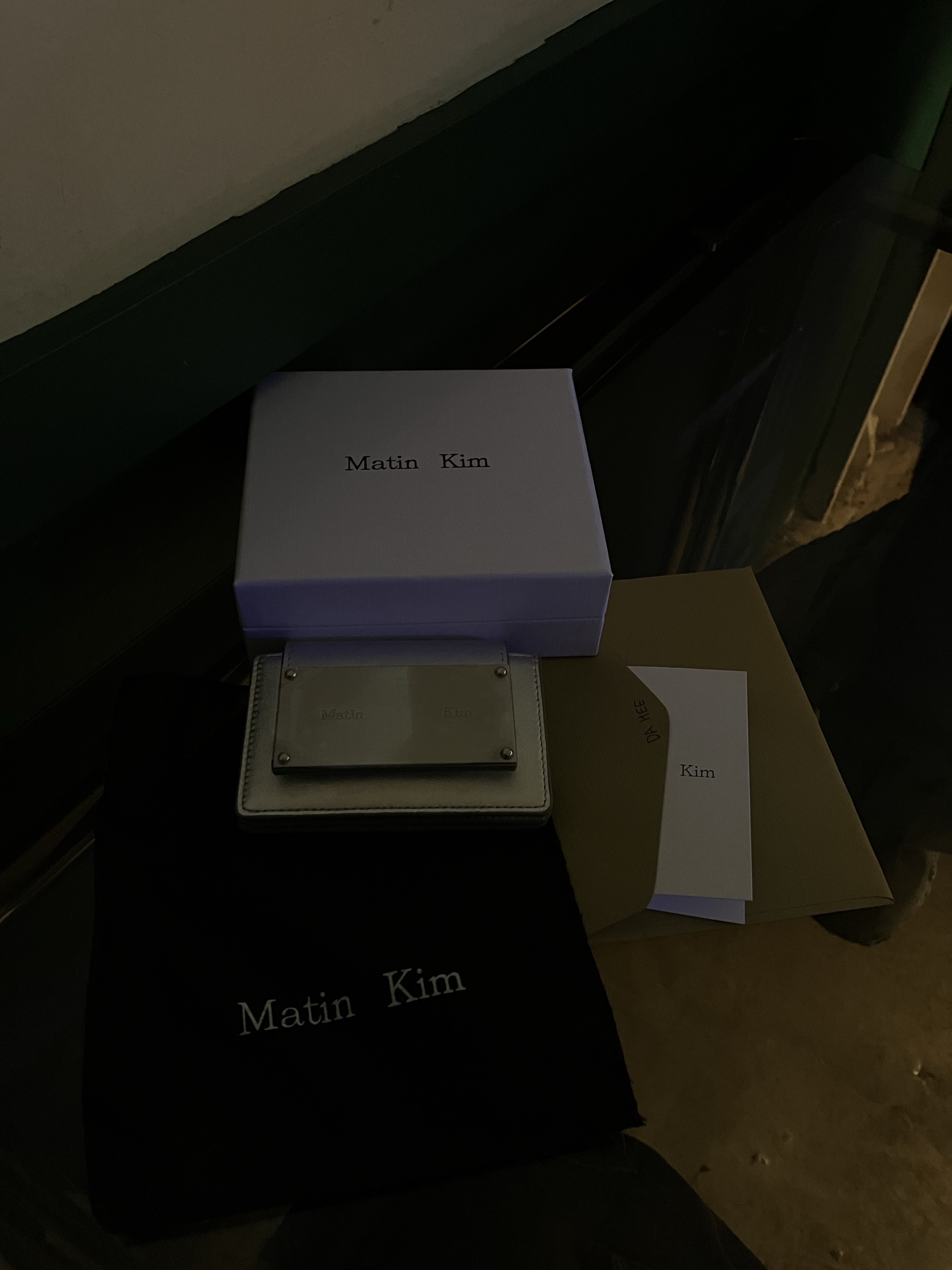 Matin Kim Accordion Wallet Silver 착용 스타일 - 1