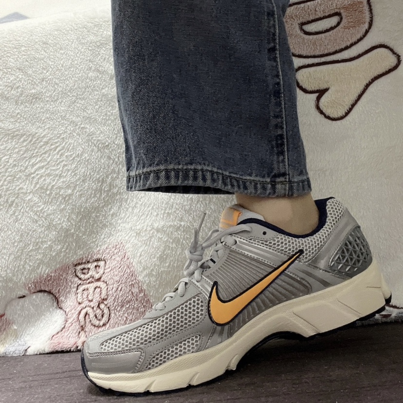 Nike Zoom Vomero 5 Pure Platinum and Laser Orange 착용 스타일