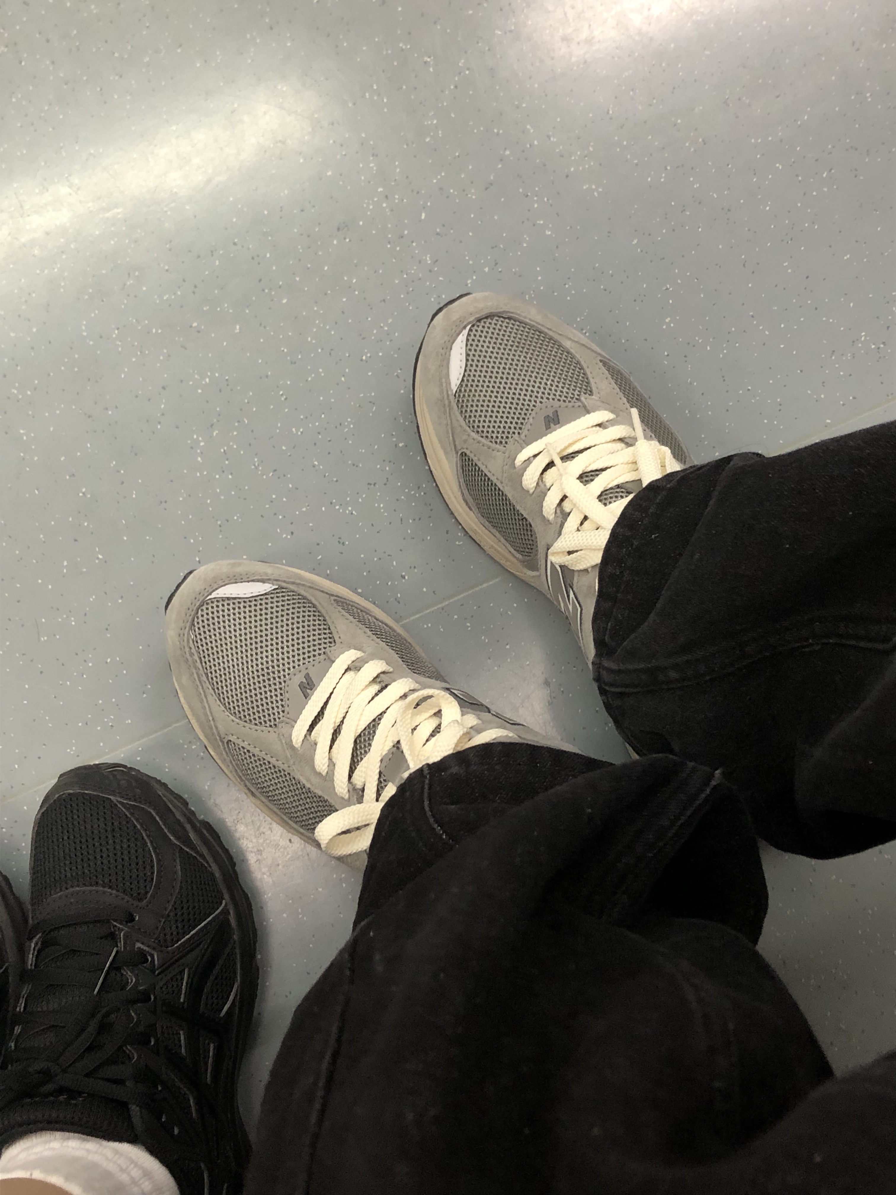 New Balance 2002R Grey 착용 스타일