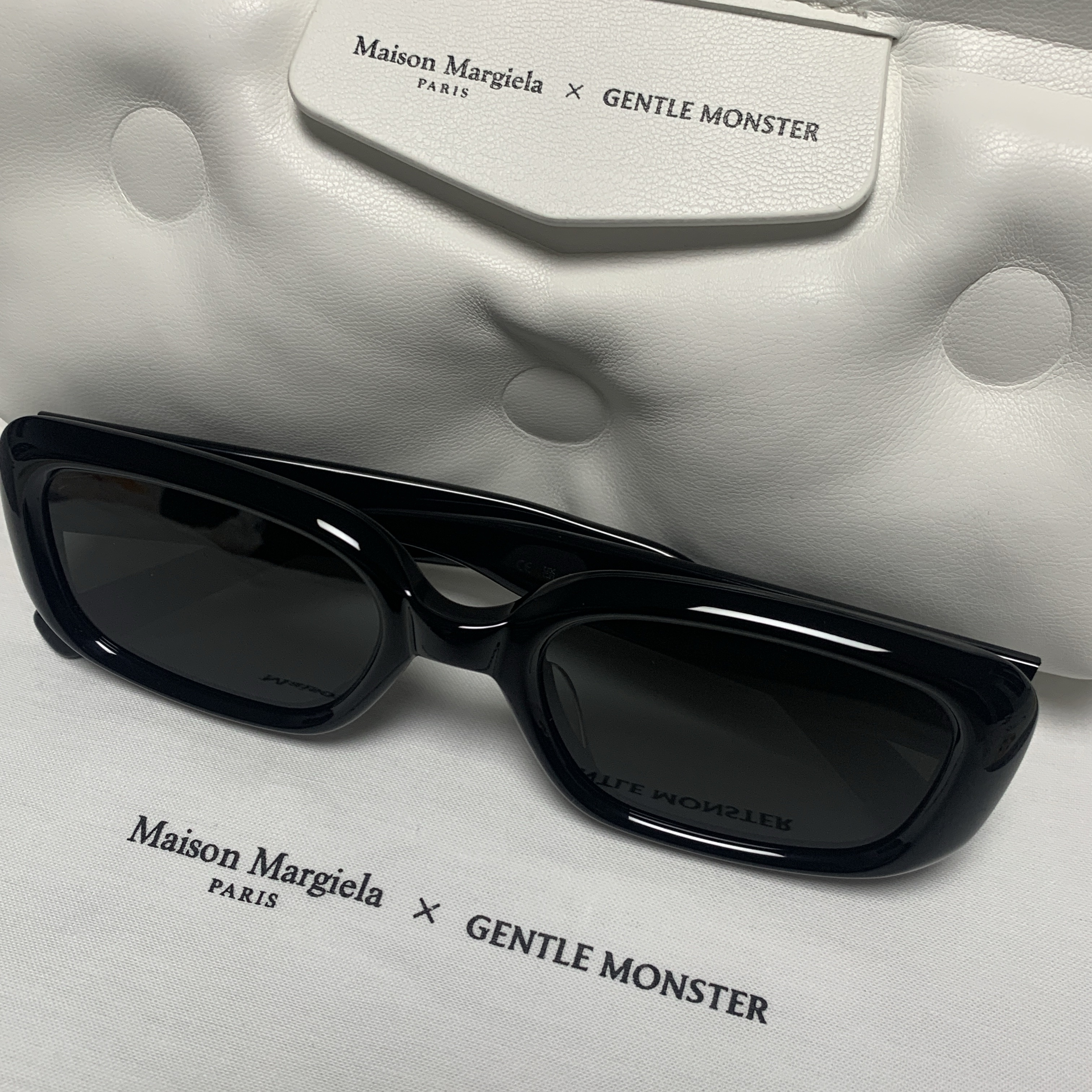 Gentle Monster x Maison Margiela MM106 Black Black 착용 스타일 - 1