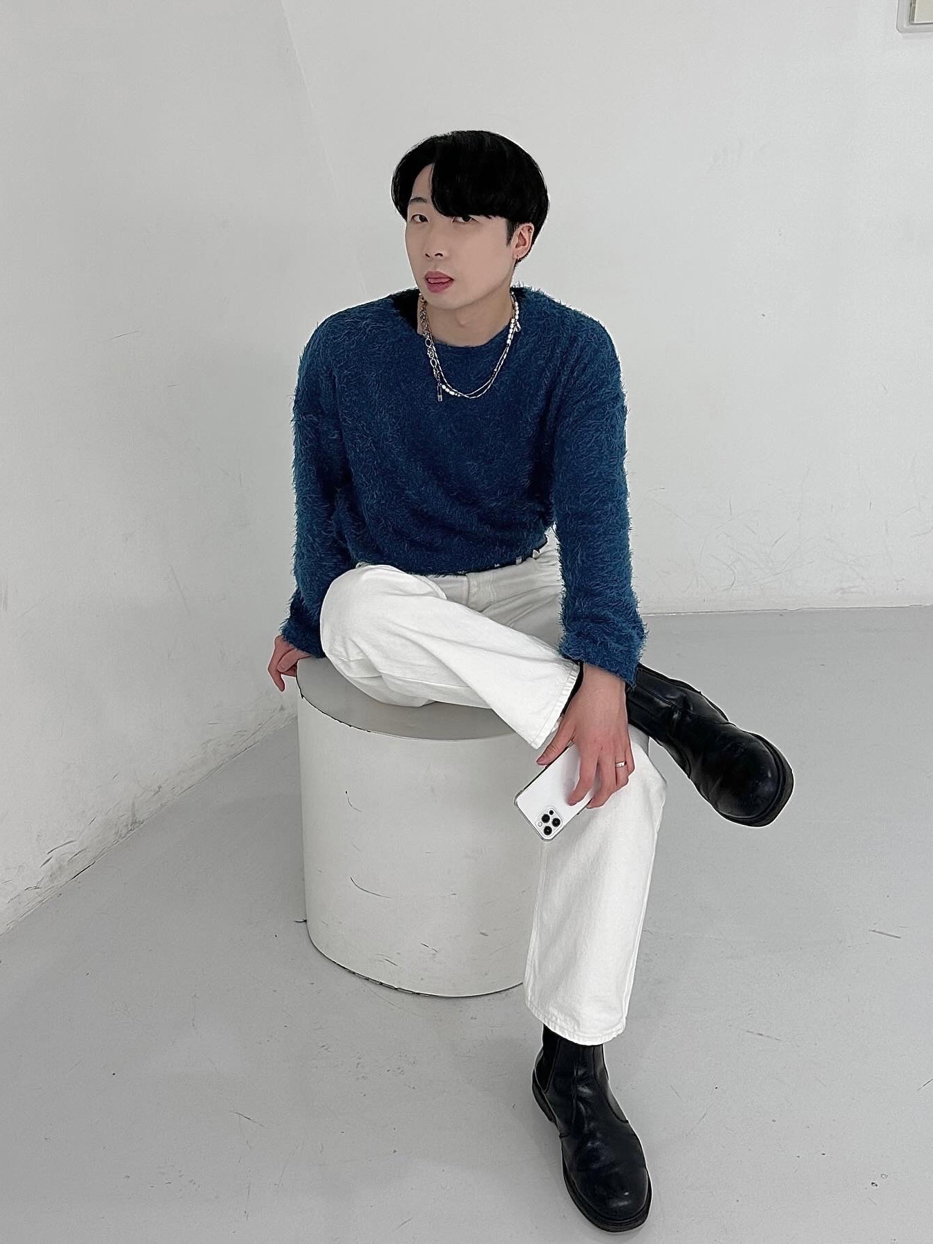 Dr. Martens 2976 Chelsea Black Smooth, Telfar Medium Shopping Bag Navy 착용 스타일 - 3