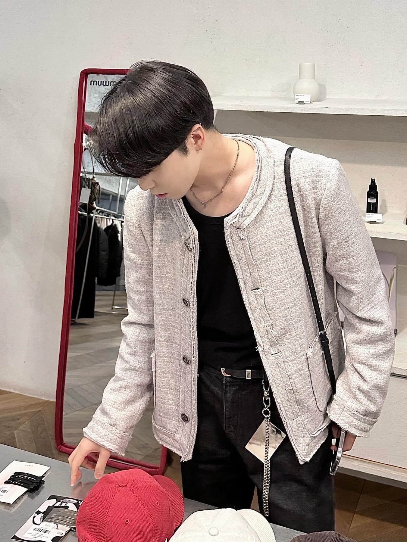 Jacquemus La Chaine Signature Logo Chain Necklace Silver, Dr. Martens 2976 Chelsea Black Smooth 착용 스타일 - 7