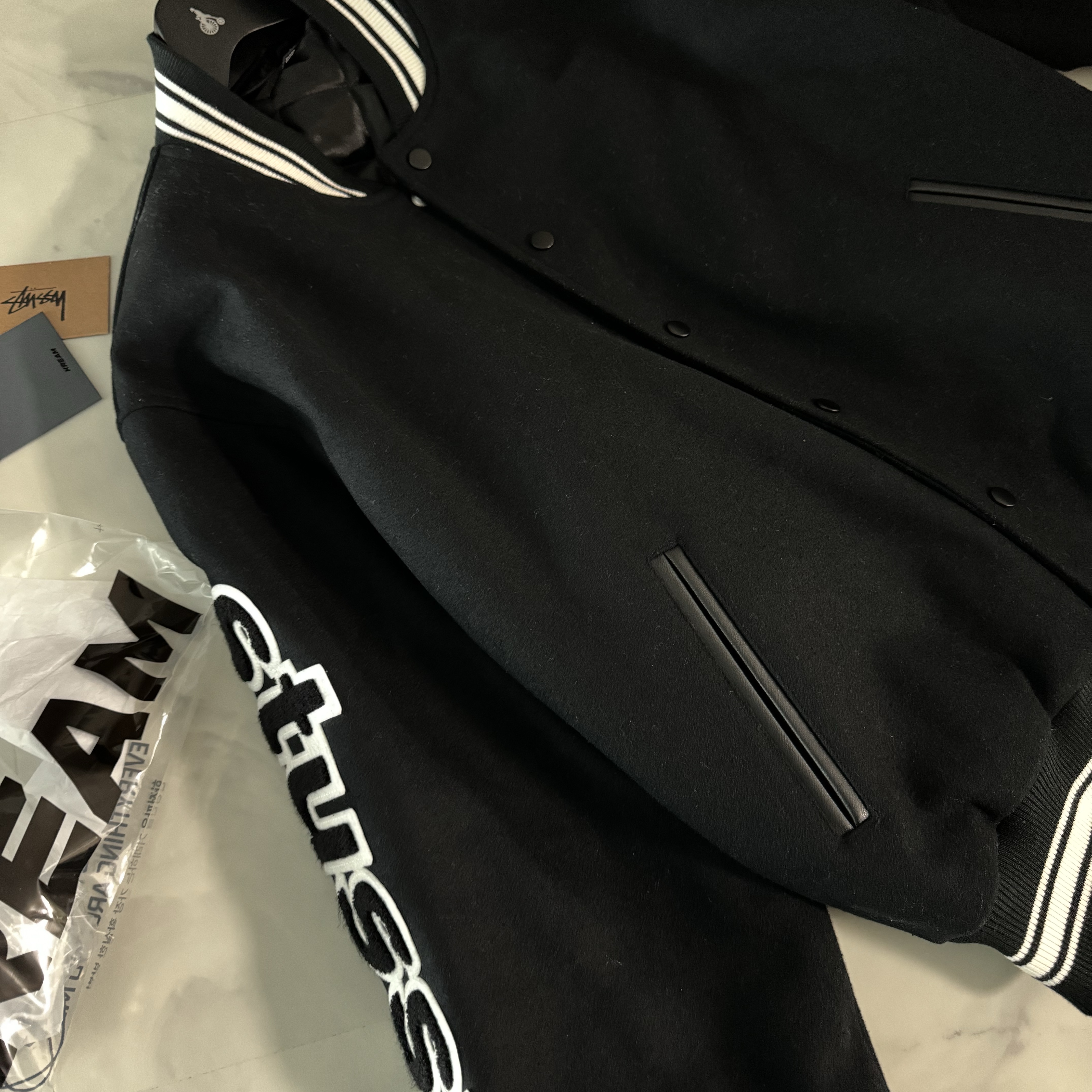 Stussy Competition Varsity Jacket Black 착용 스타일
