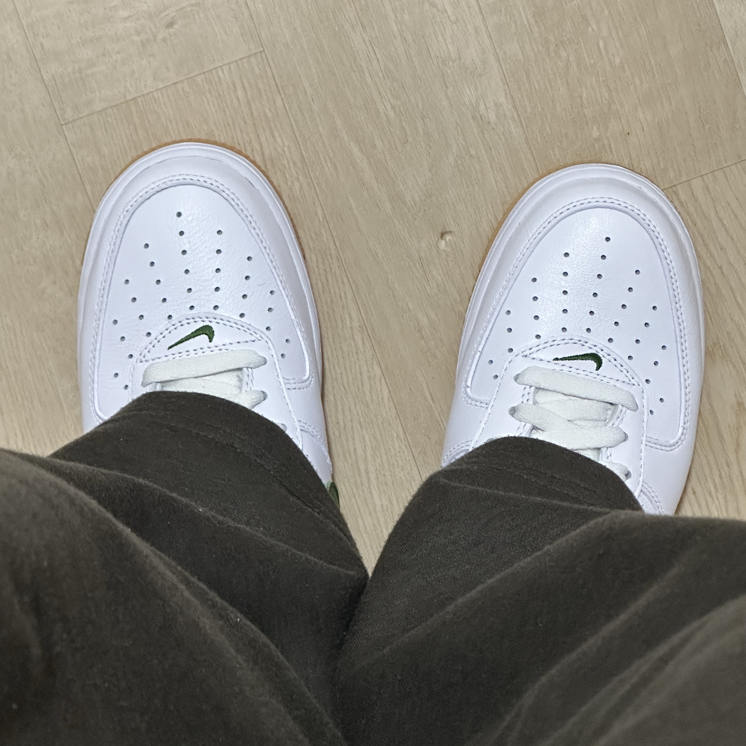 Nike Air Force 1 Low Retro Color of the Month White Forest Green 착용 스타일