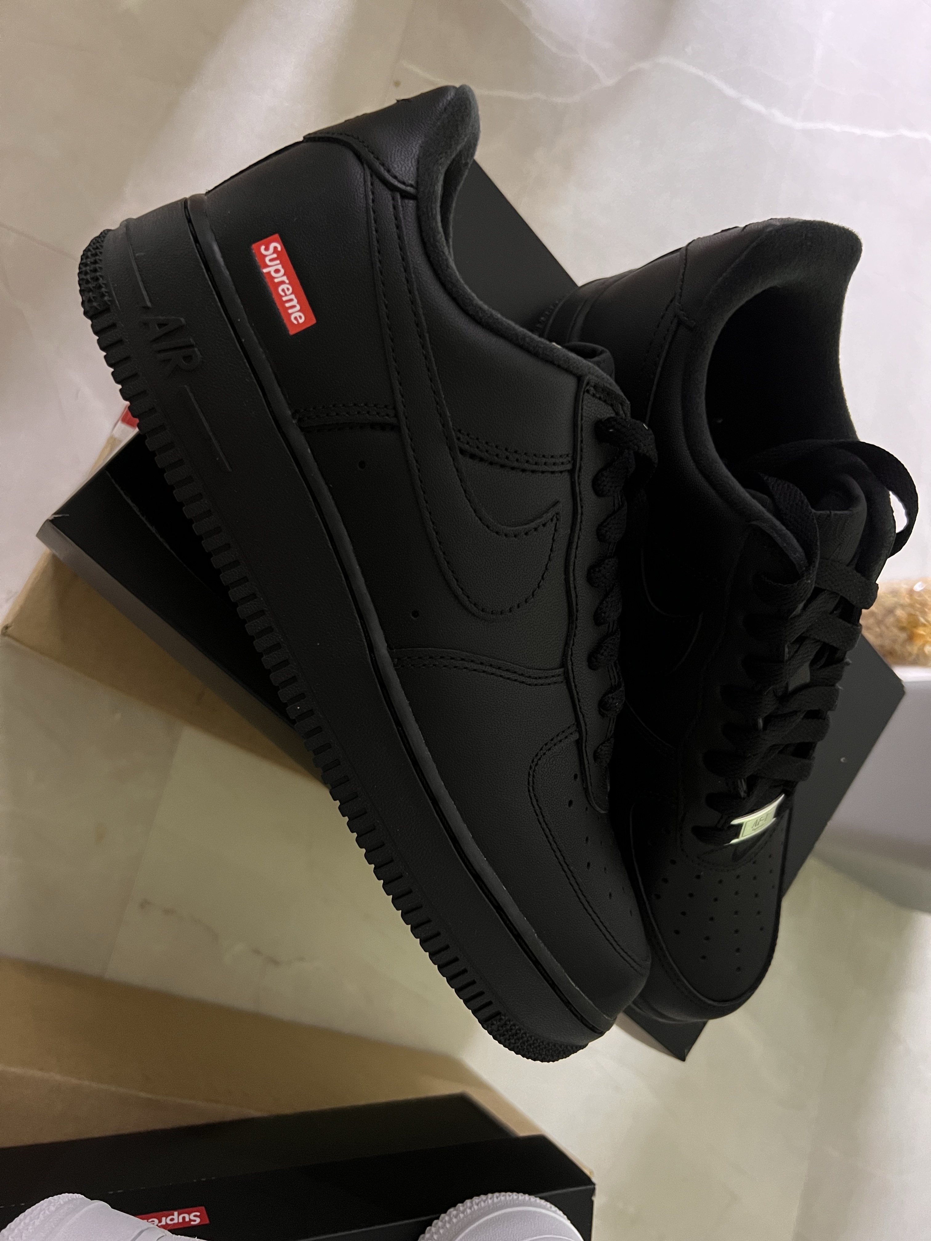 Nike x Supreme Air Force 1 Low White, Nike x Supreme Air Force 1 Low Black 착용 스타일 - 2