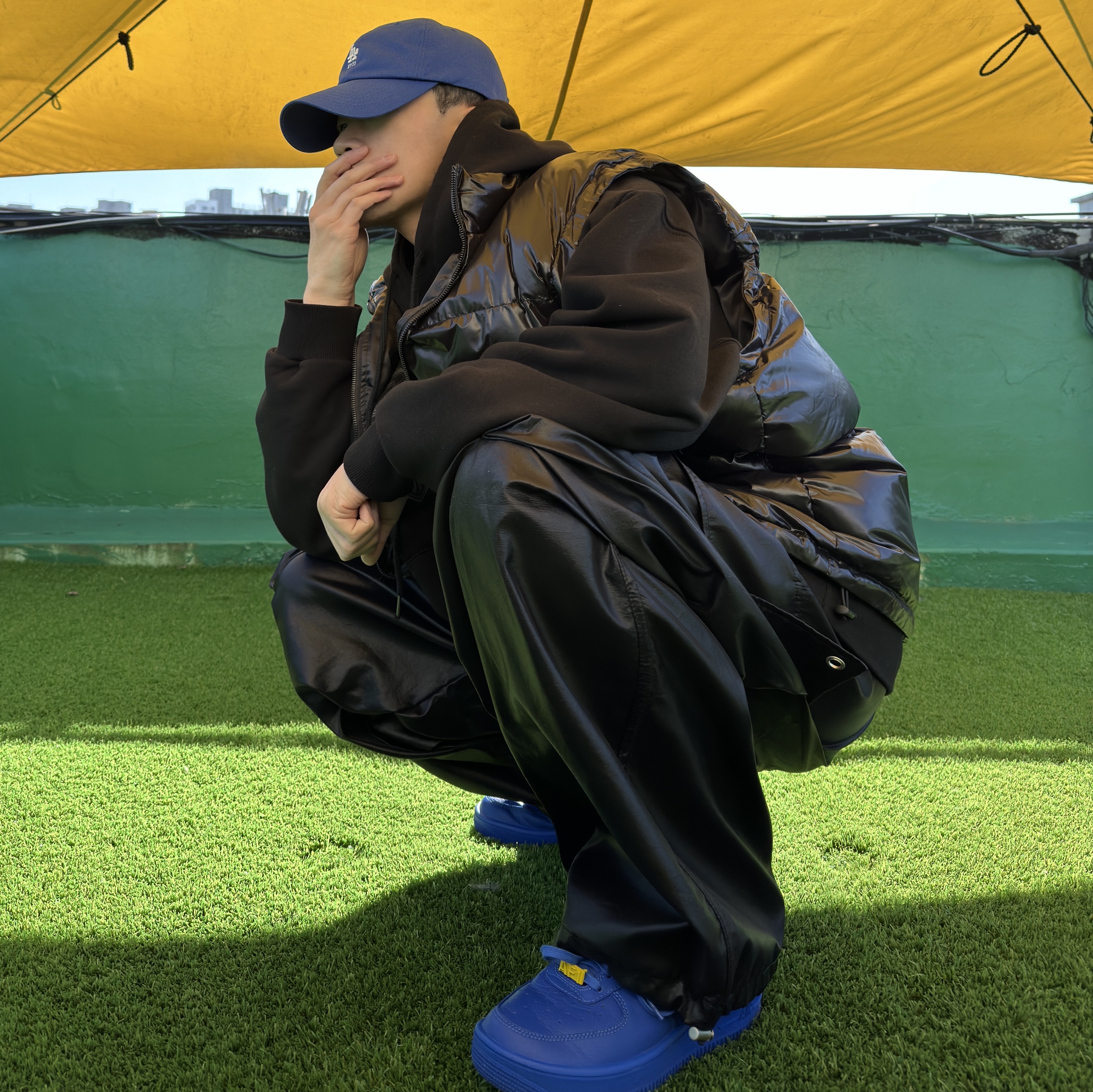 Nike x Ambush Air Force 1 Low SP Game Royal and Vivid Sulfur 착용 스타일 - 4