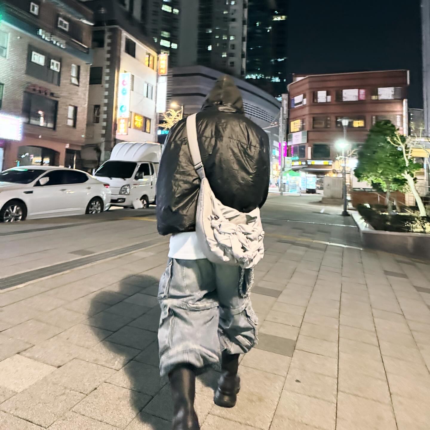 Project G/R Oversized Convertible Cargo Pants Blue, Yeezy Gap Engineered By Balenciaga Mock Neck Pullover Puffer Black 착용 스타일 - 1