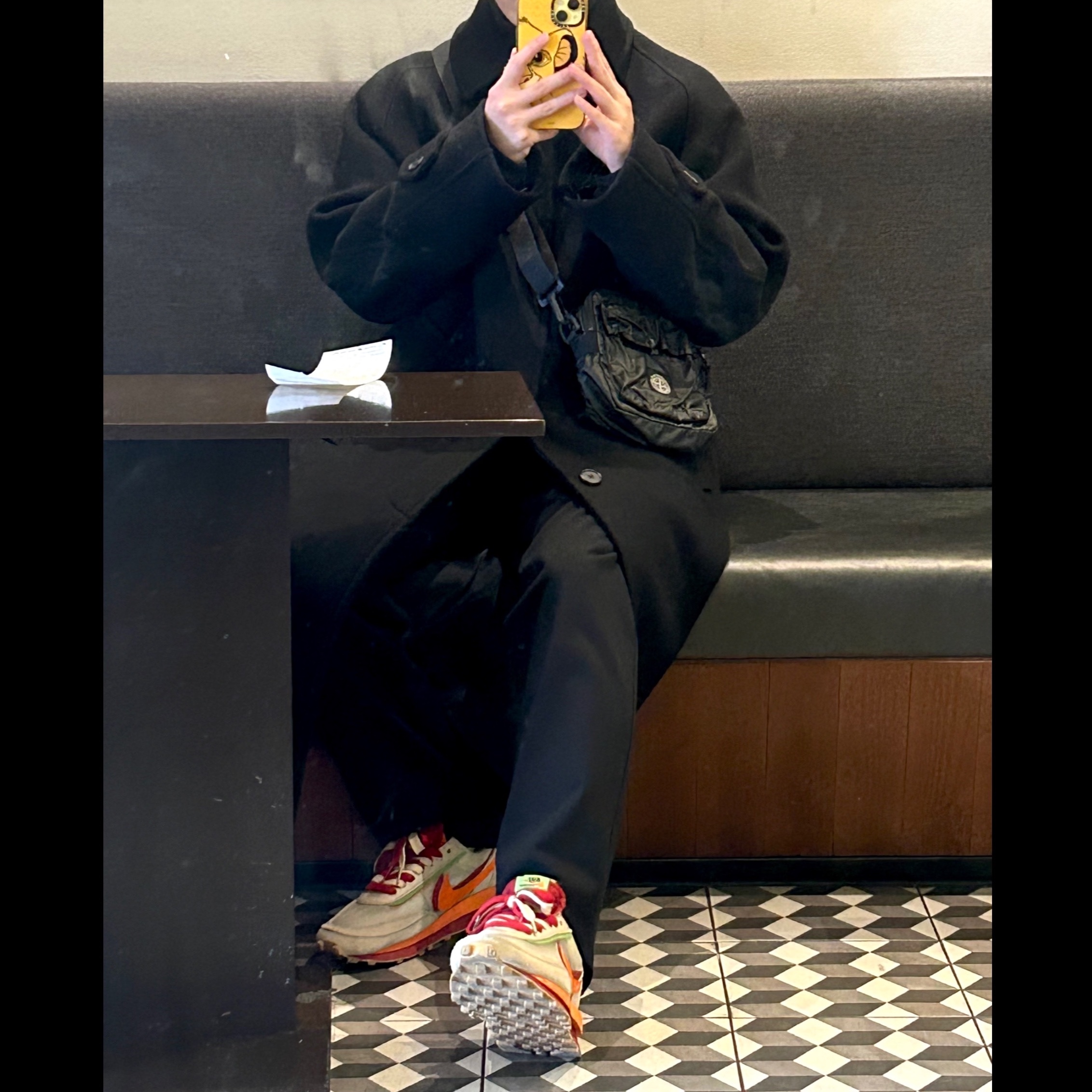 Stone Island 90270 Mussola Gommata Canvas Print Map Holder Bag Black - 23SS, Nike x Sacai x Clot LDWaffle Orange Blaze 착용 스타일