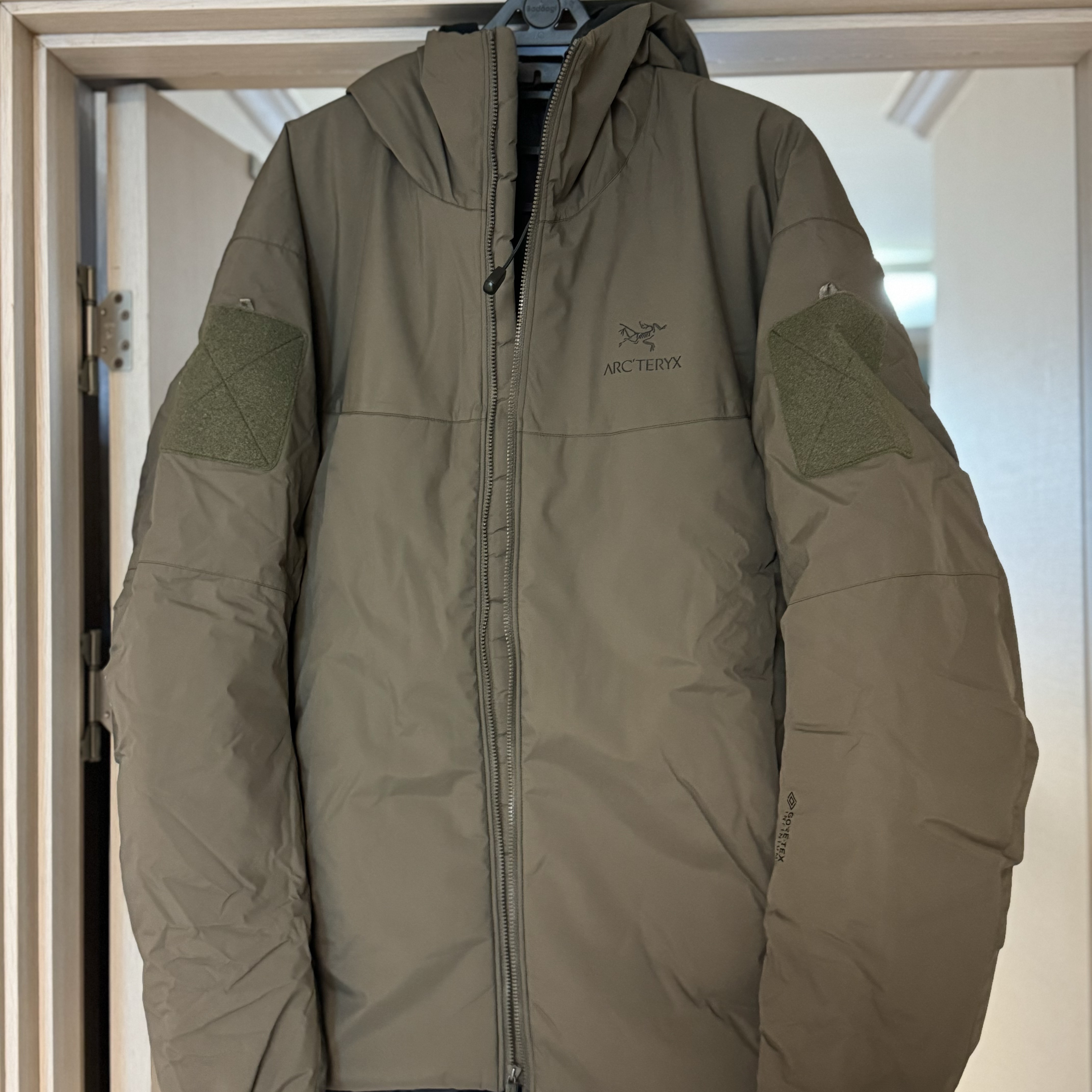 Arc'teryx LEAF Cold WX Hoody LT Gen 2 Ranger Green, The North Face Big Shot Jet Black 착용 스타일 - 2