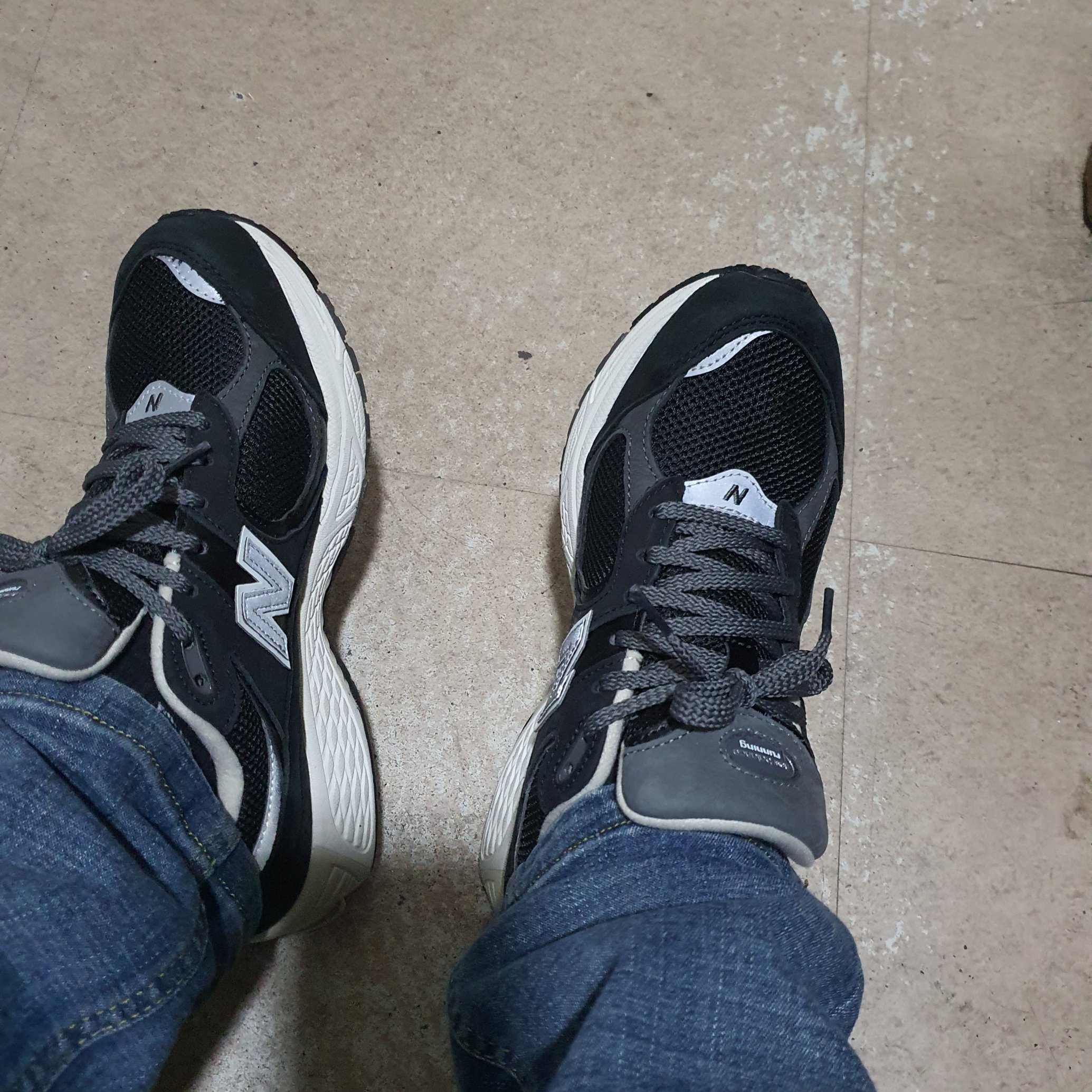 New Balance 2002R Premium Vintage Black 착용 스타일