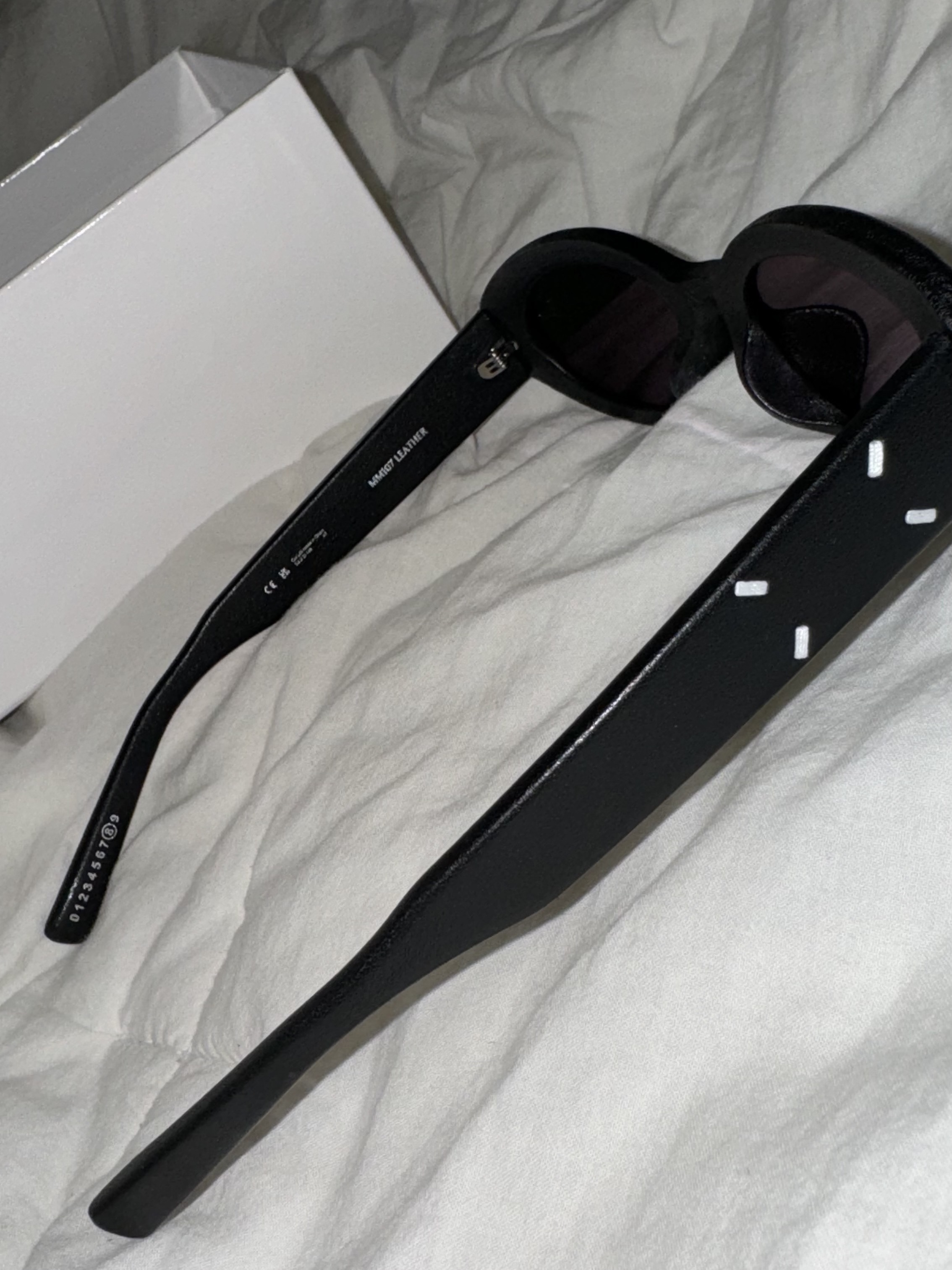 Gentle Monster x Maison Margiela MM107 Leather Black Black 착용 스타일 - 3