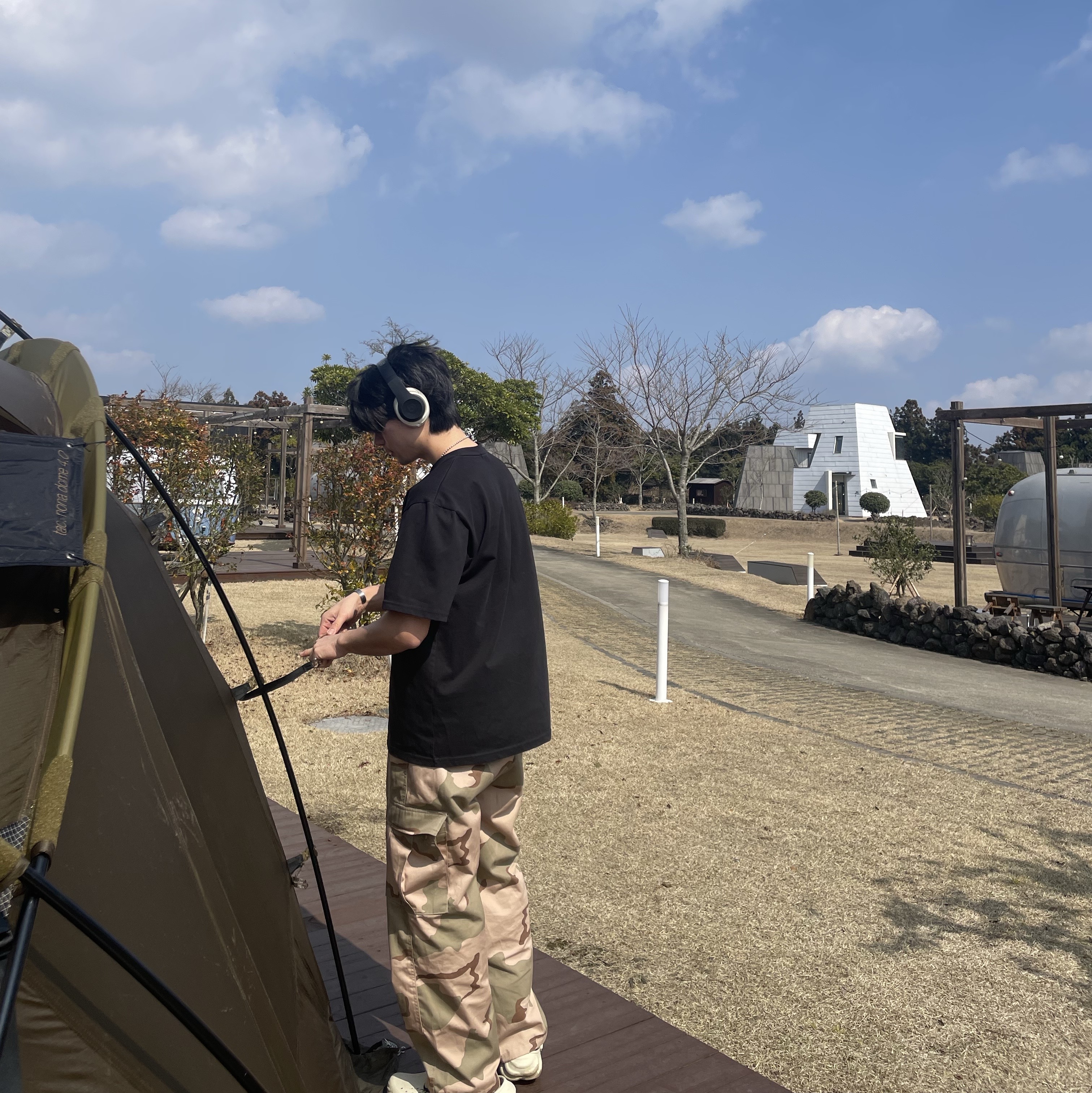 Helinox Tactical Nona Dome 4.0 Coyote Tan, Stussy x Beats Studio Pro Wireless Headphone Black (Korean Ver.) 착용 스타일