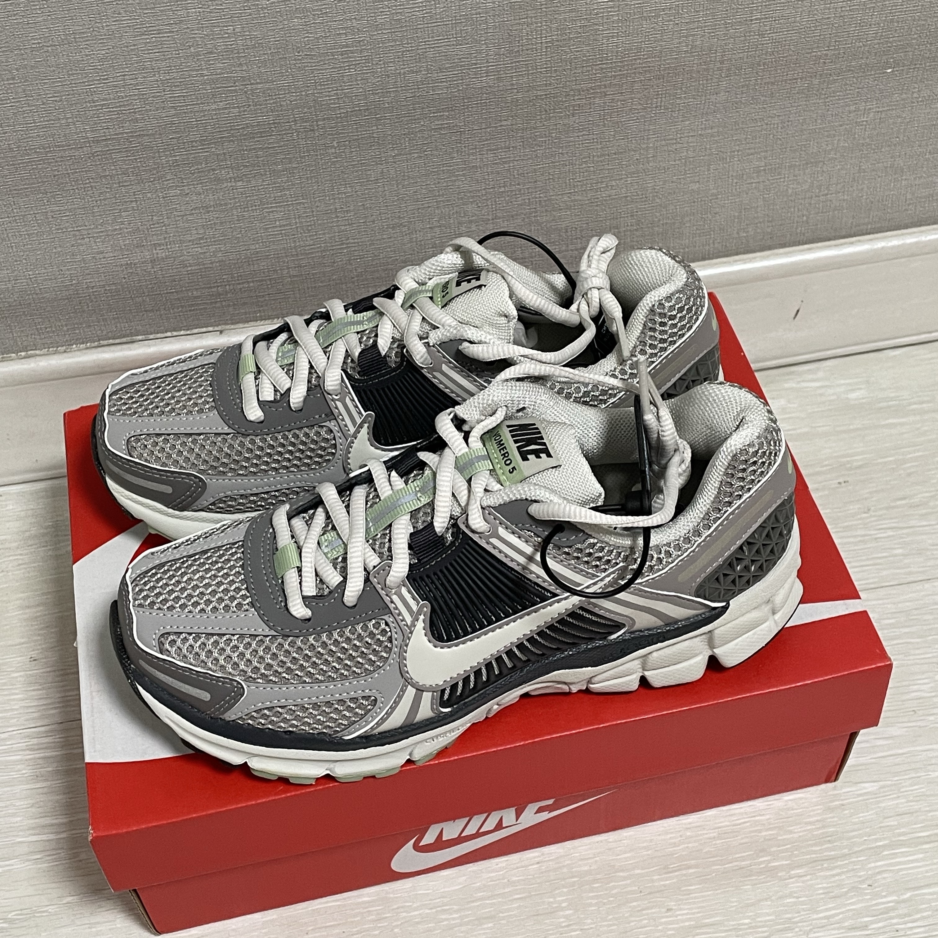 (W) Nike Zoom Vomero 5 Cobblestone and Flat Pewter 착용 스타일 - 1