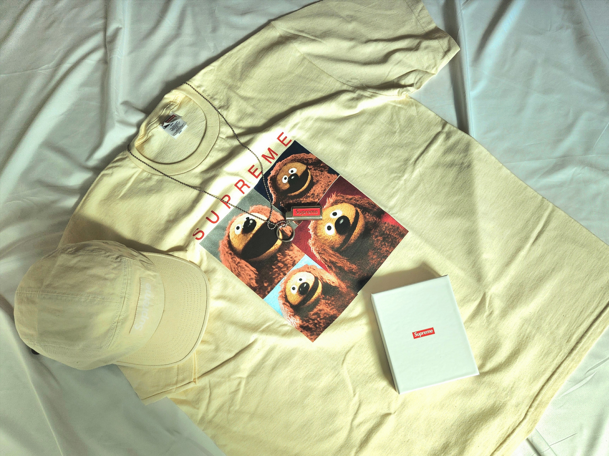 Supreme Rowlf T-Shirt Natural - 24SS, Supreme Washed Chino Twill Camp Cap Natural - 23FW 착용 스타일 - 2