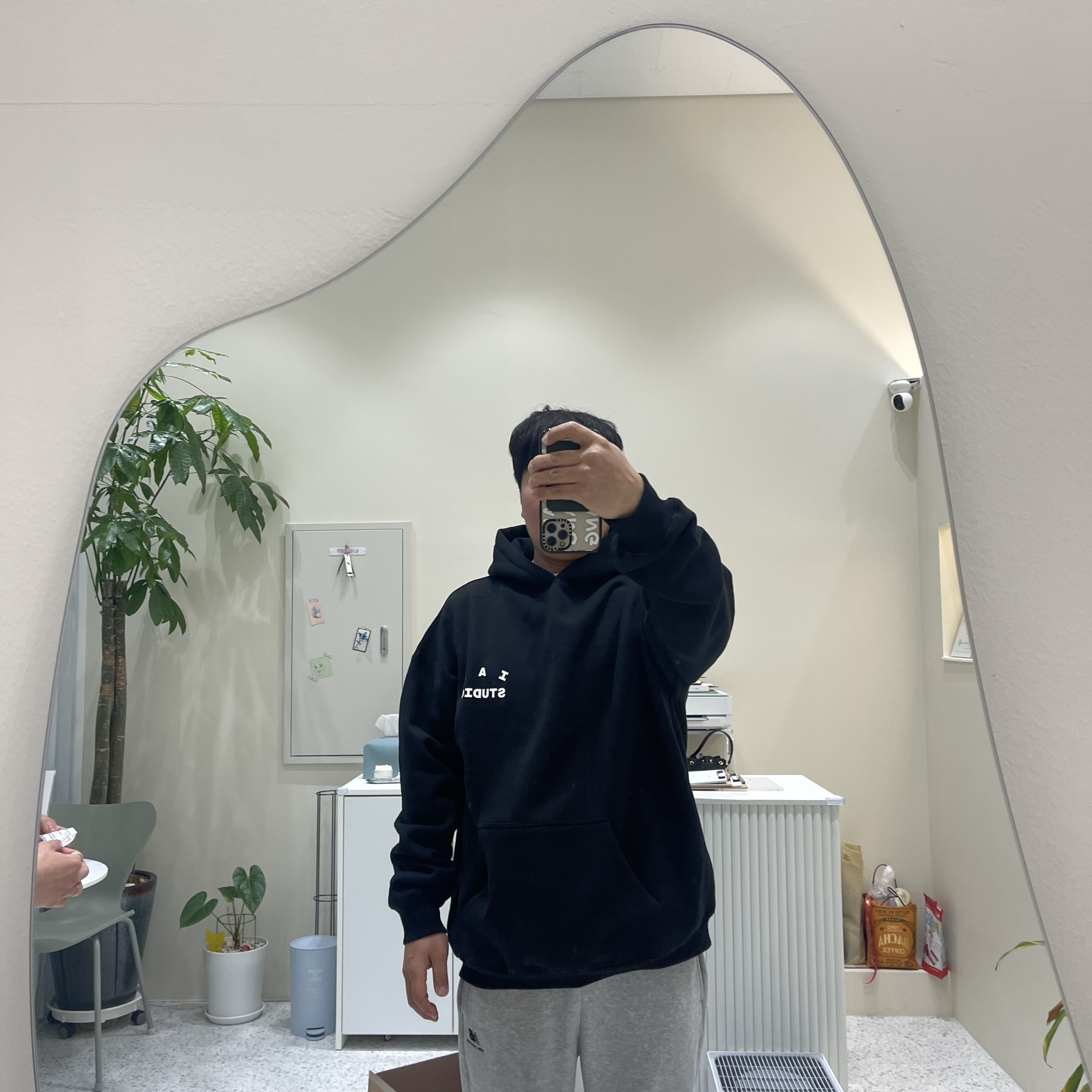 IAB Studio Hoodie Black 착용 스타일 - 1