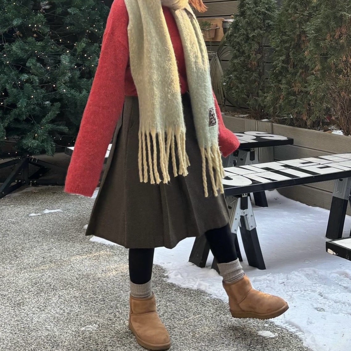 (W) UGG Classic Mini II Boots Chestnut 착용 스타일 - 1