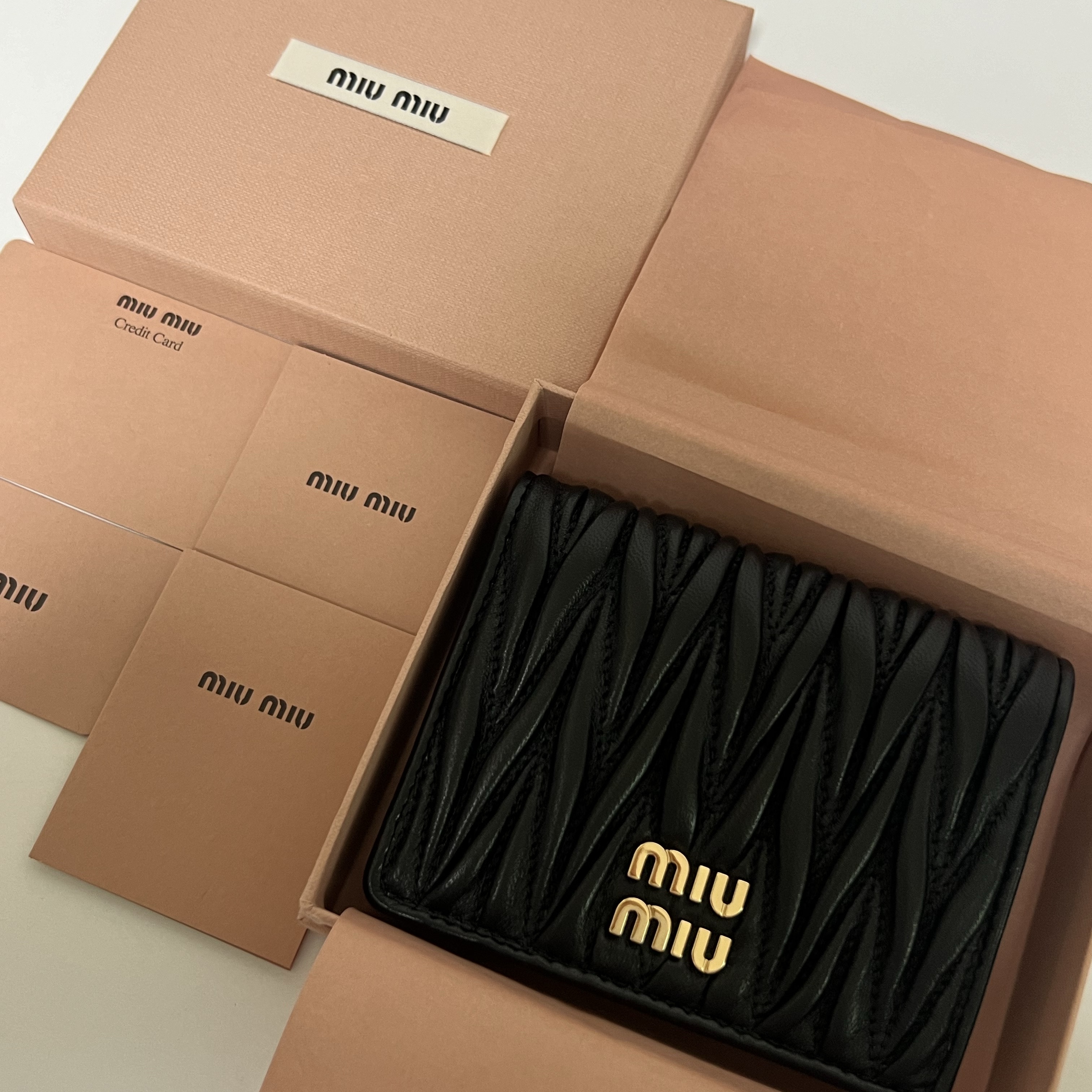 Miu Miu Matelasse Nappa Leather Wallet Black 착용 스타일